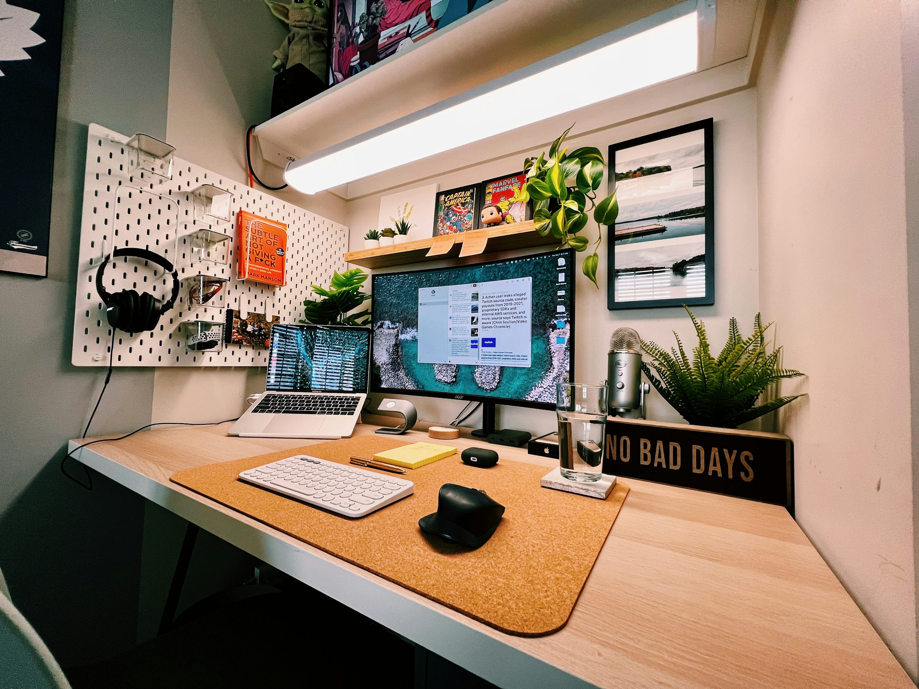un escritorio con una computadora portátil y un monitor
