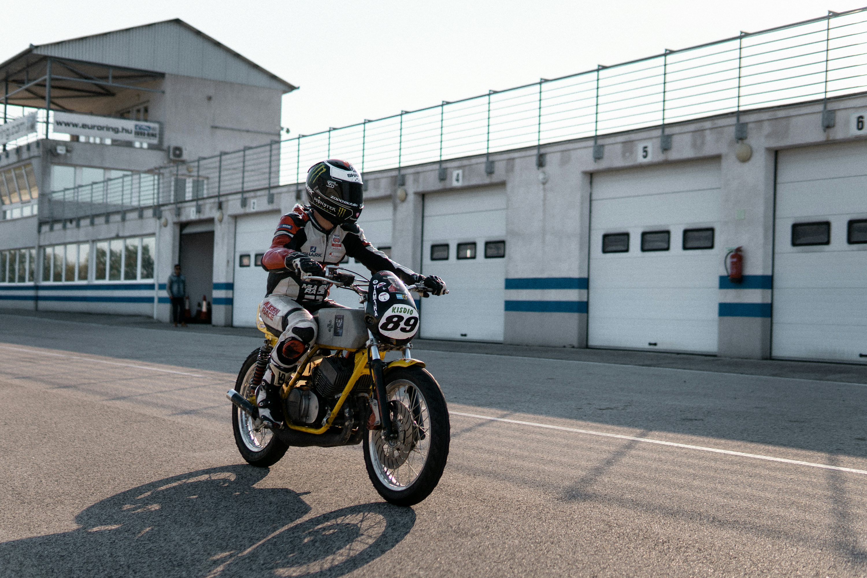 通りをバイクで走る男