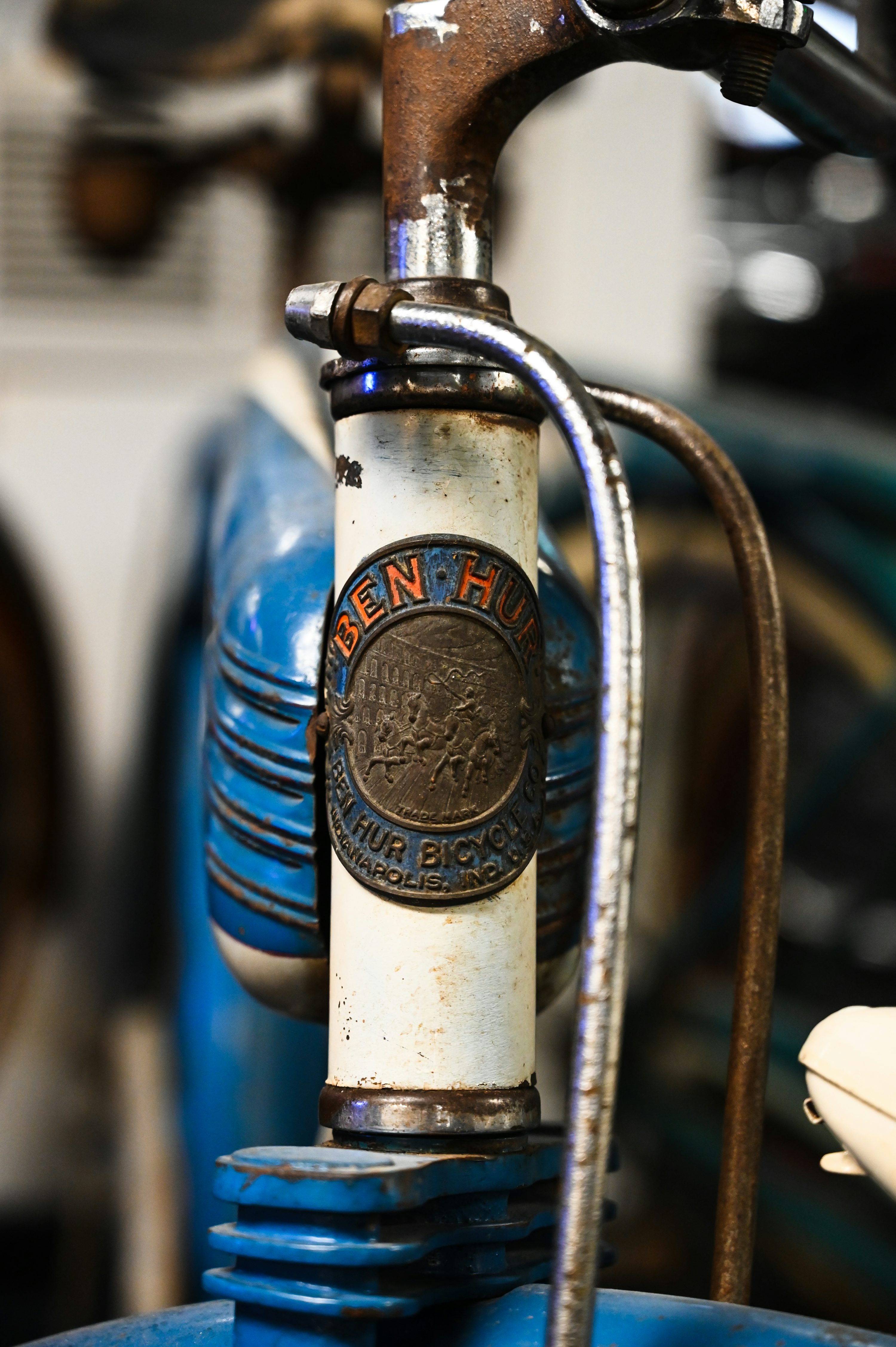 Un primer plano de un manillar azul de bicicleta