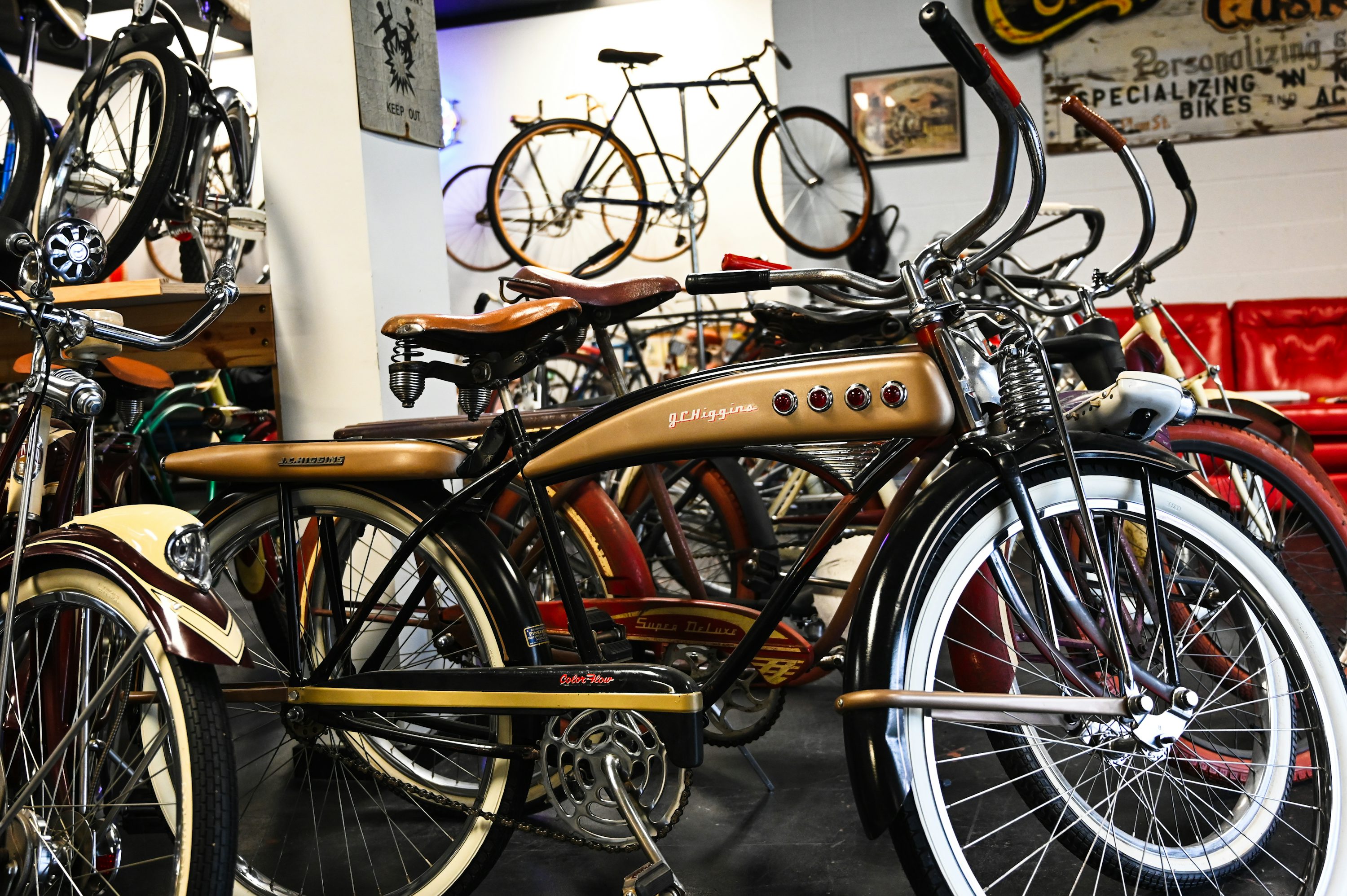 Un montón de bicicletas que están en exhibición
