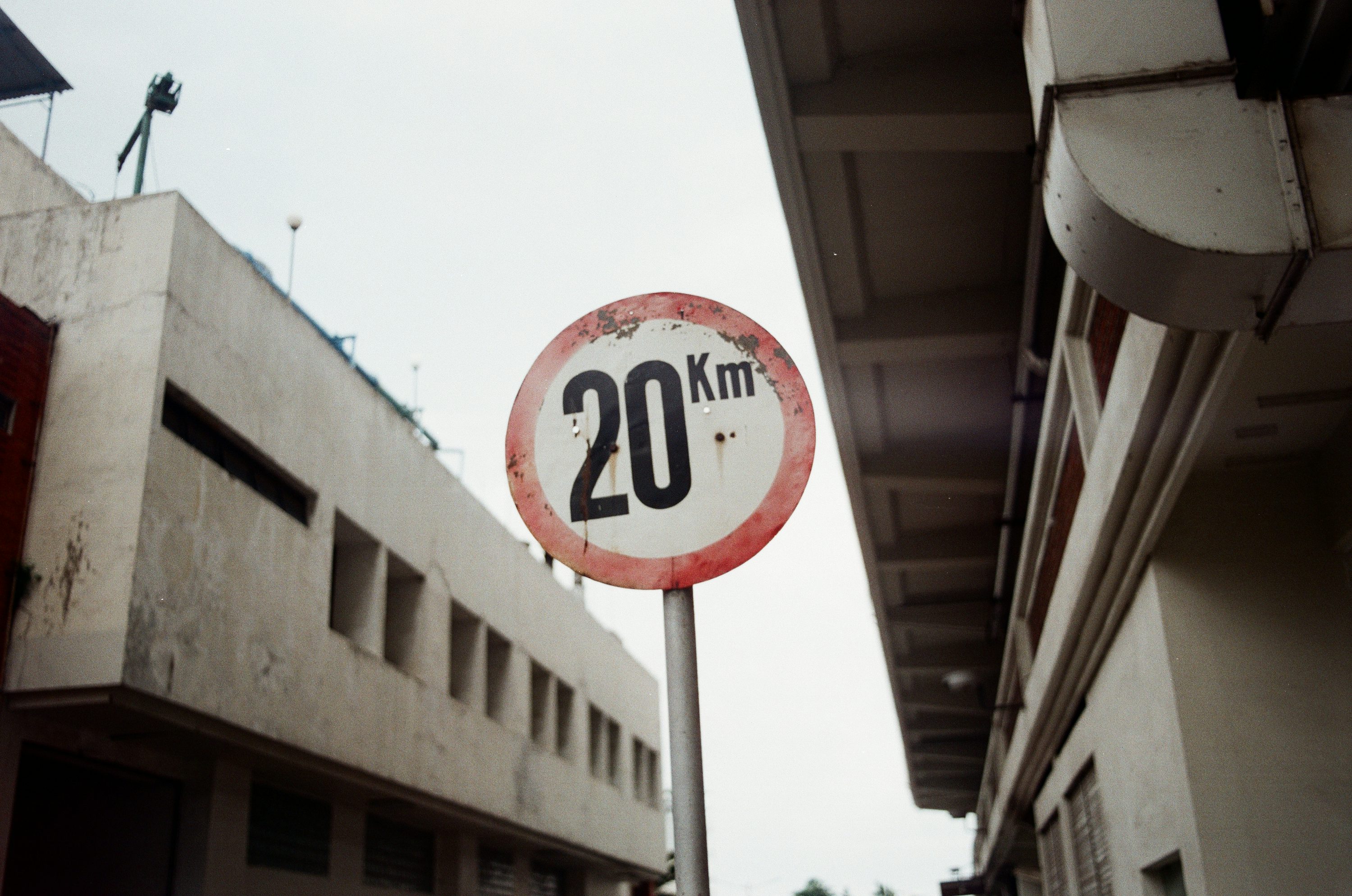 una señal de límite de velocidad frente a un edificio