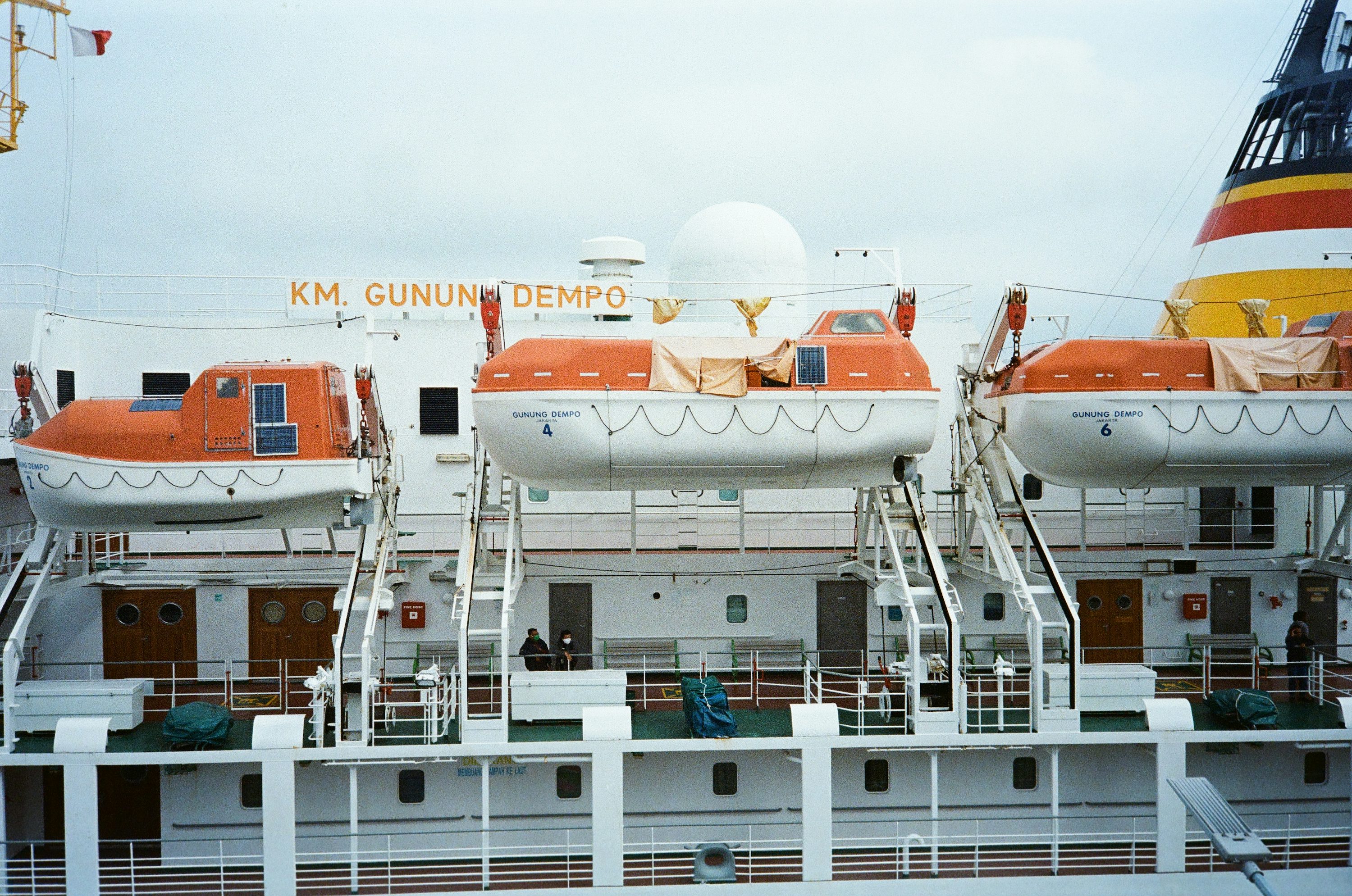 Un barco grande con muchas balsas salvavidas en la parte superior