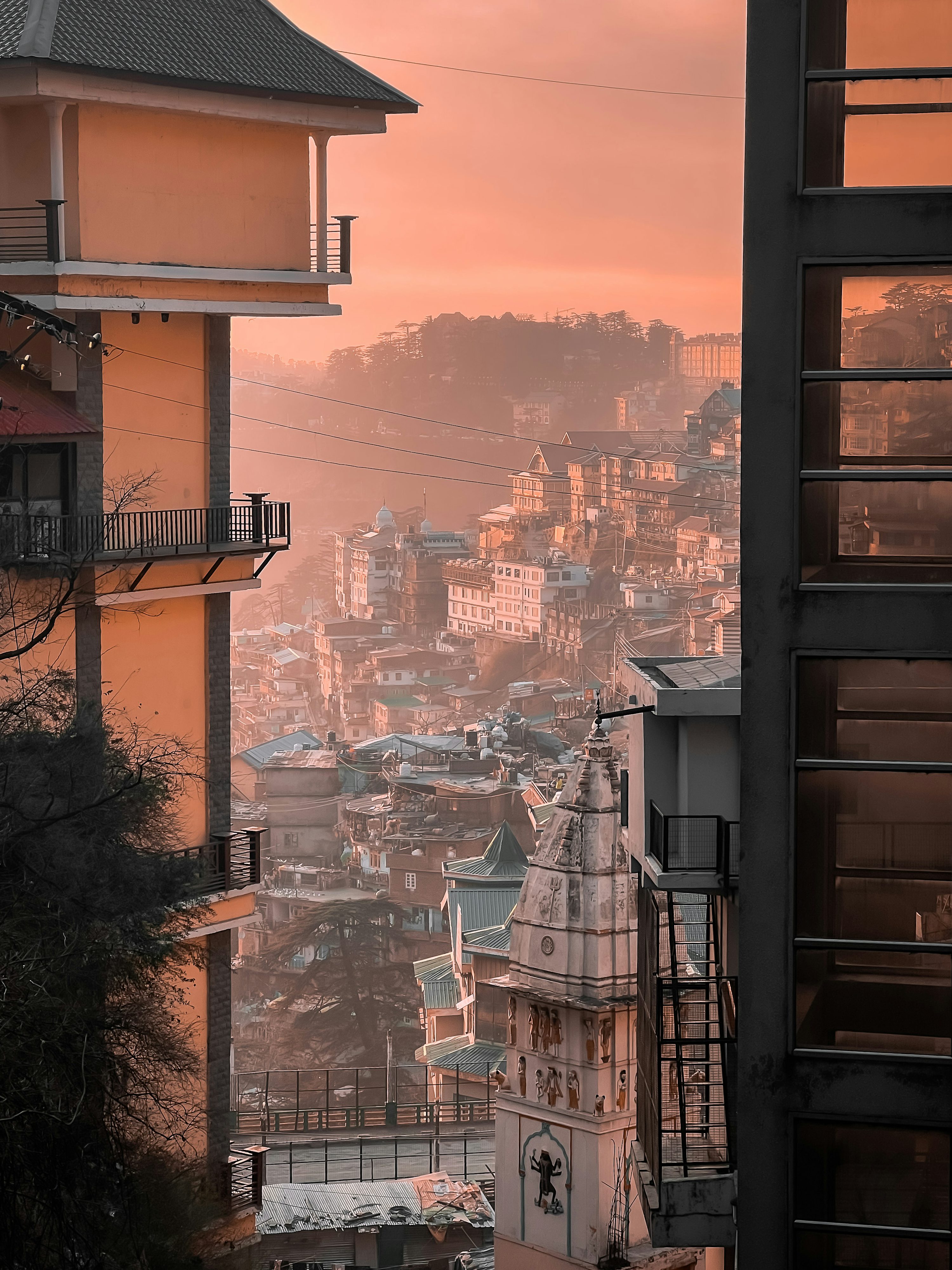 Una vista de una ciudad desde un edificio alto