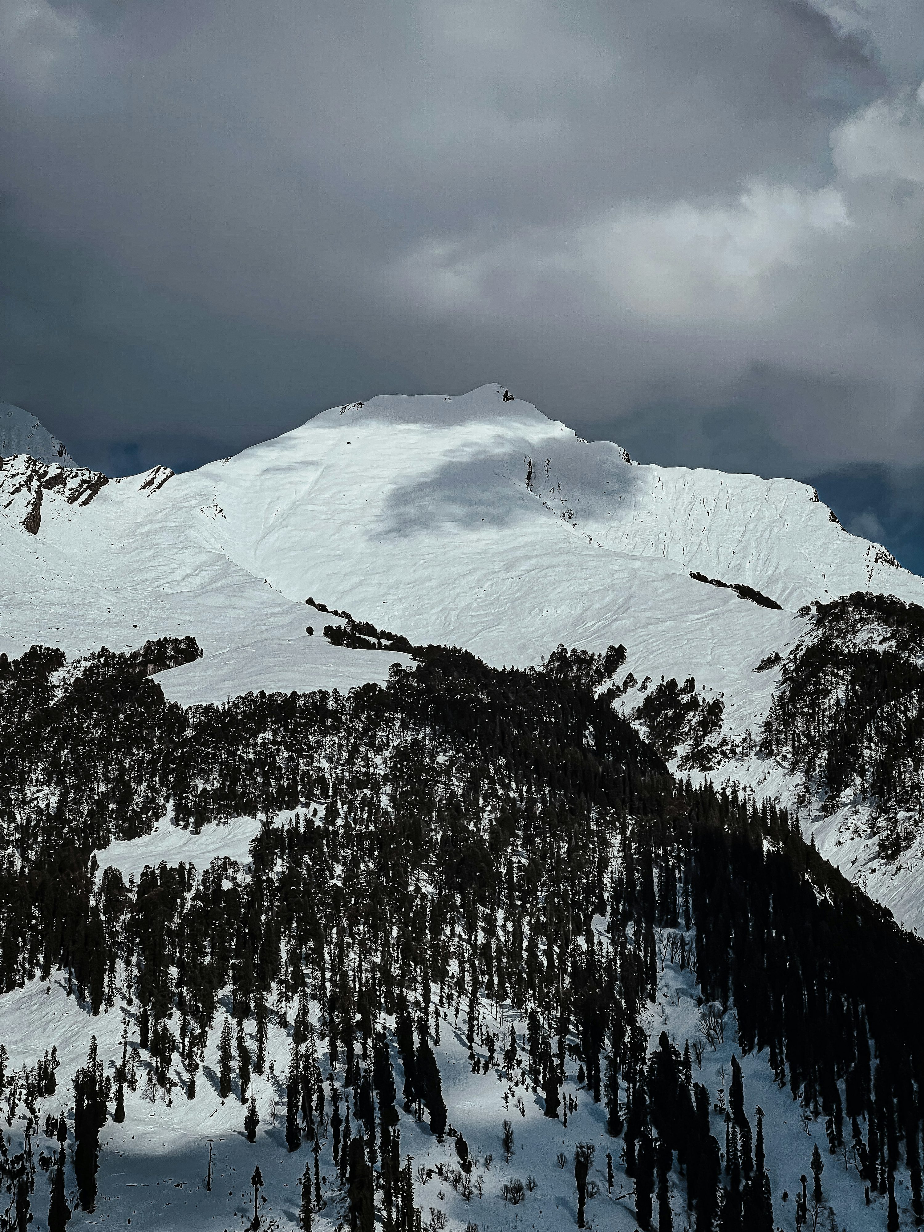 Una montaña cubierta de nieve bajo un cielo nublado