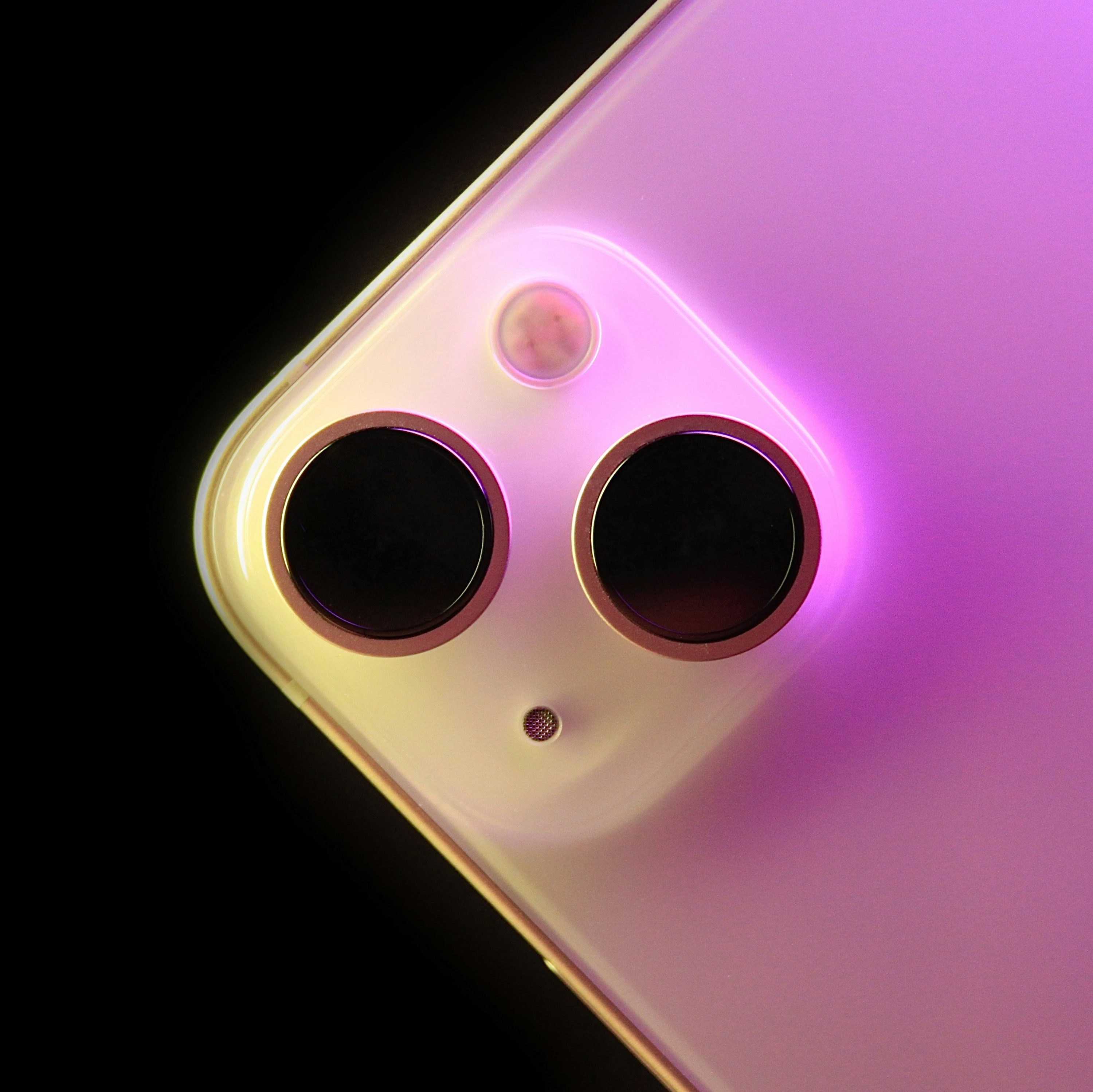 um close up de um telefone celular com dois alto-falantes
