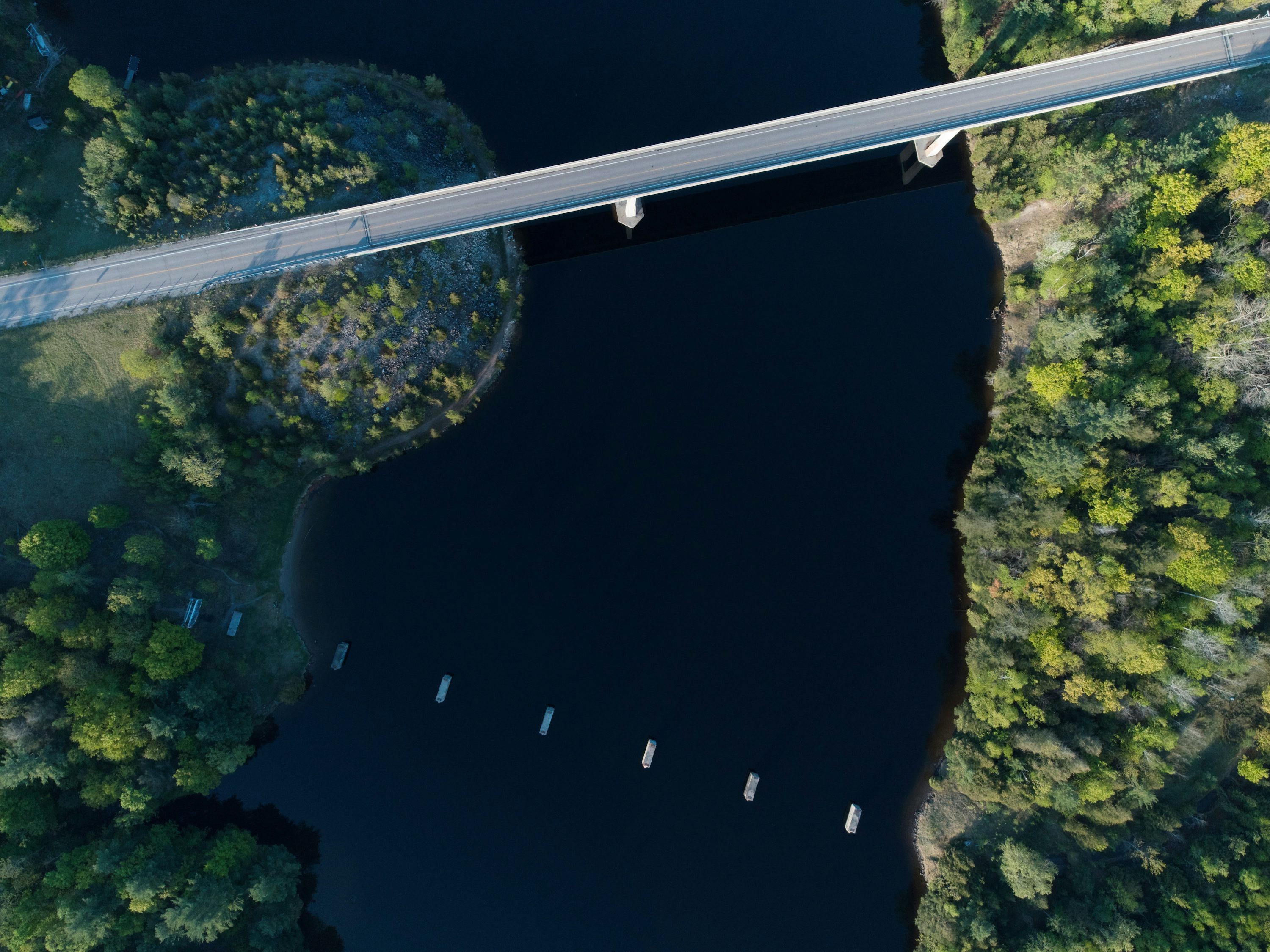 Luftaufnahme einer Brücke über einen Fluss