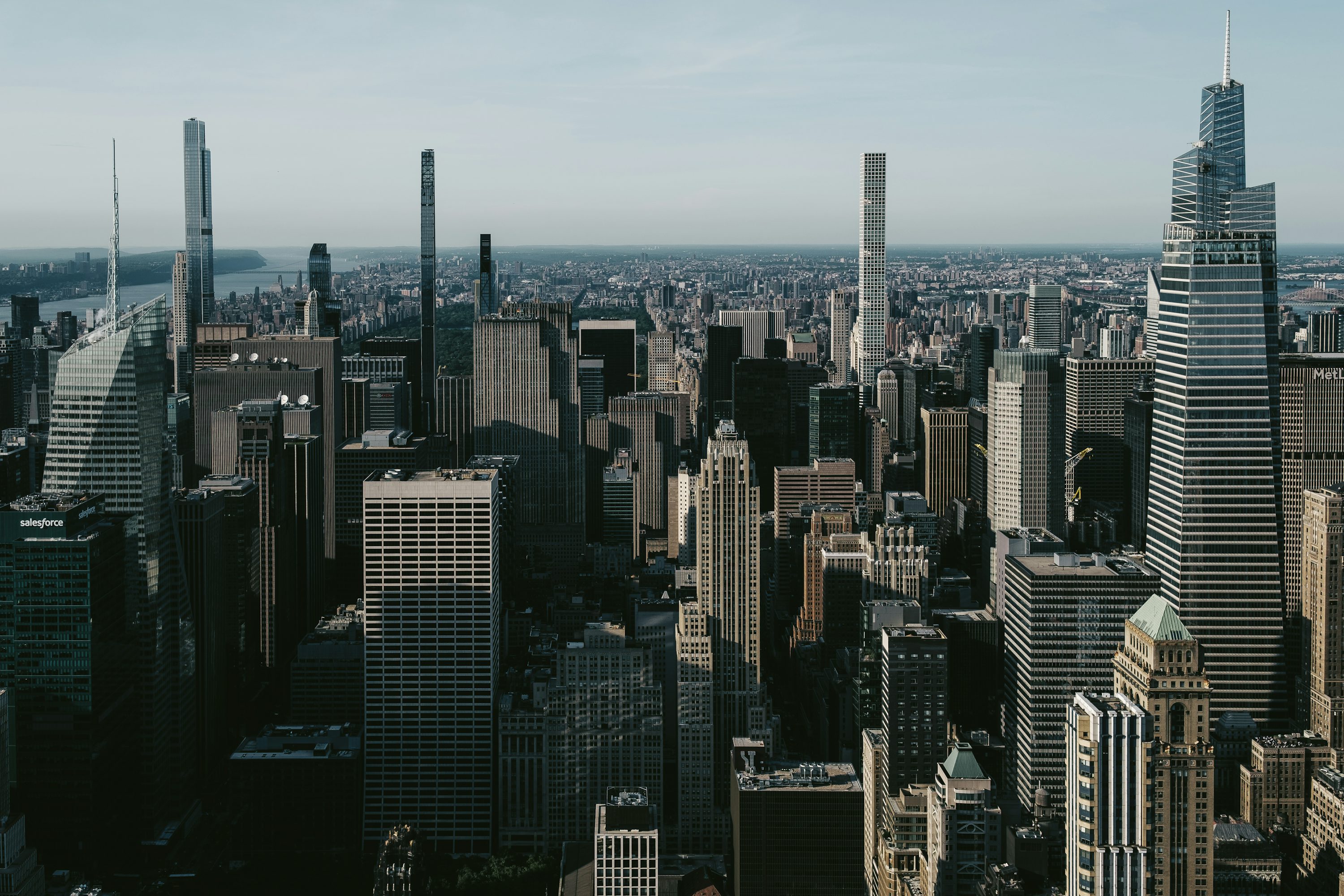 Una ciudad con edificios altos