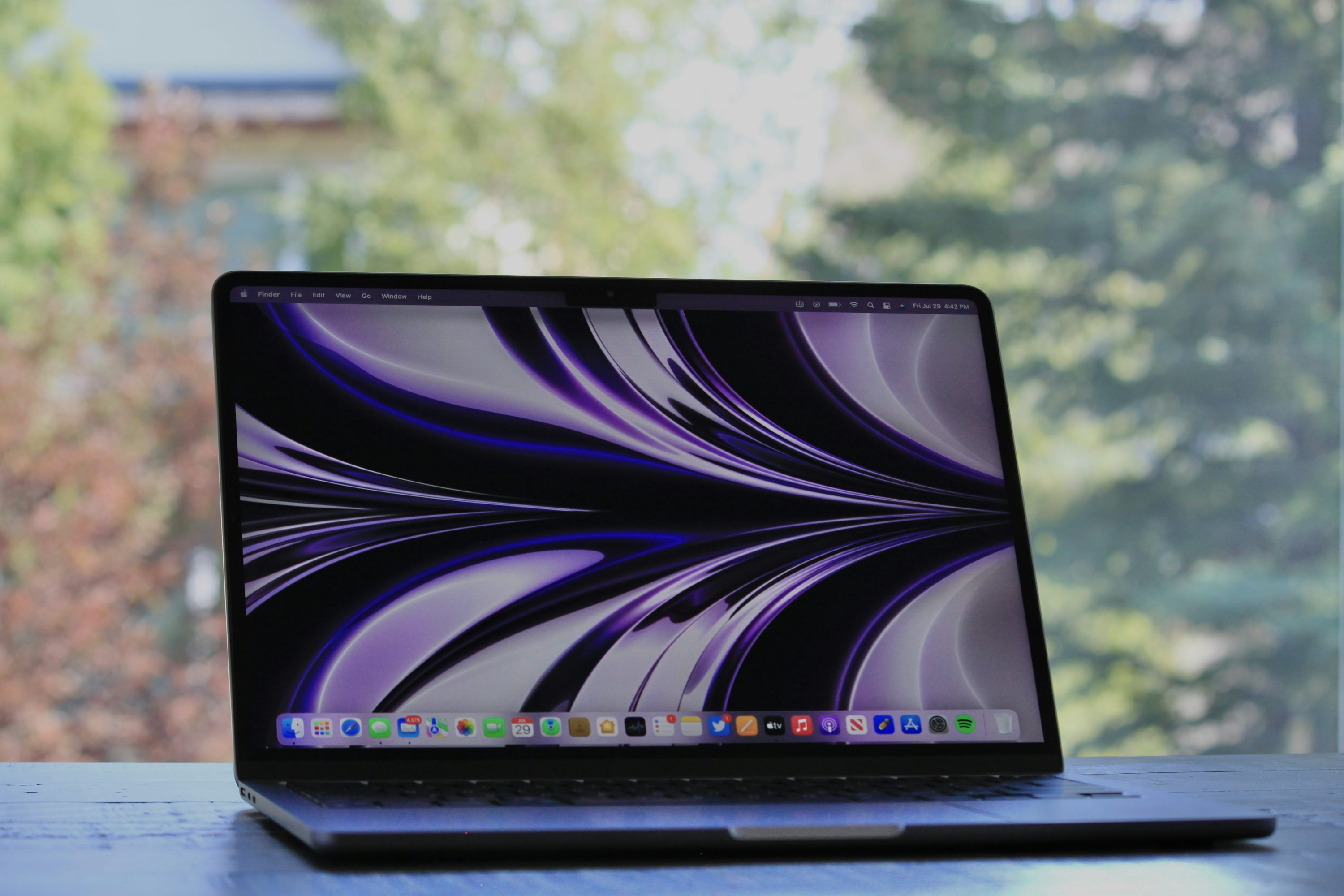 um laptop com uma tela roxa