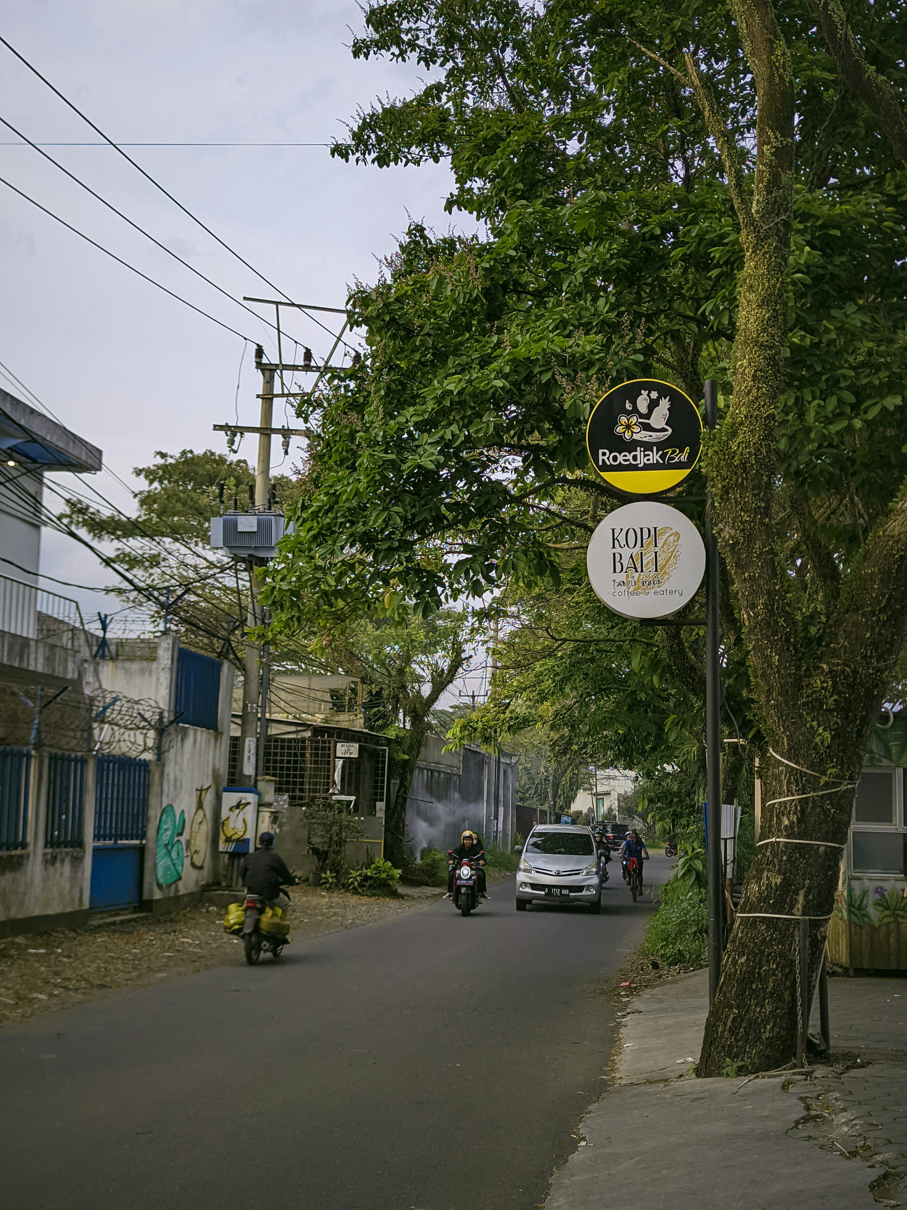 길가의 기둥에있는 거리 표지판