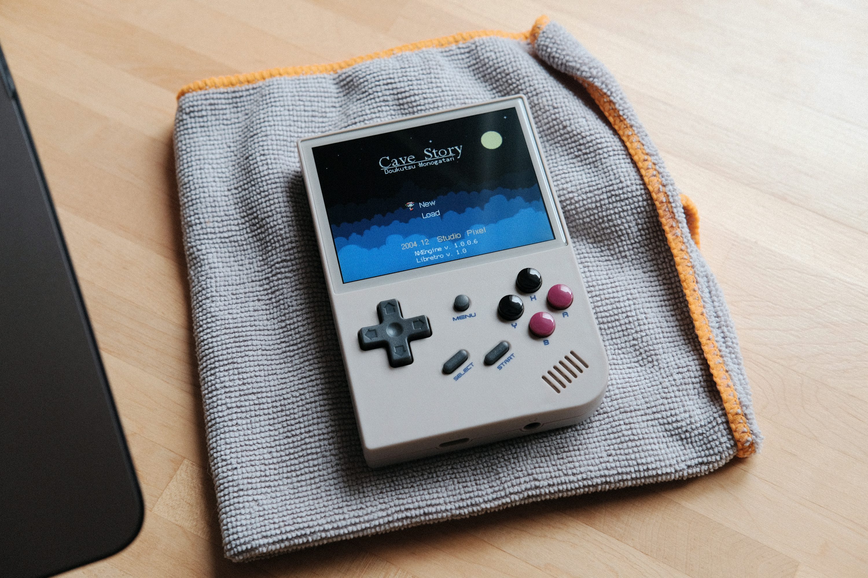 Una Game Boy de Nintendo sentada encima de una manta