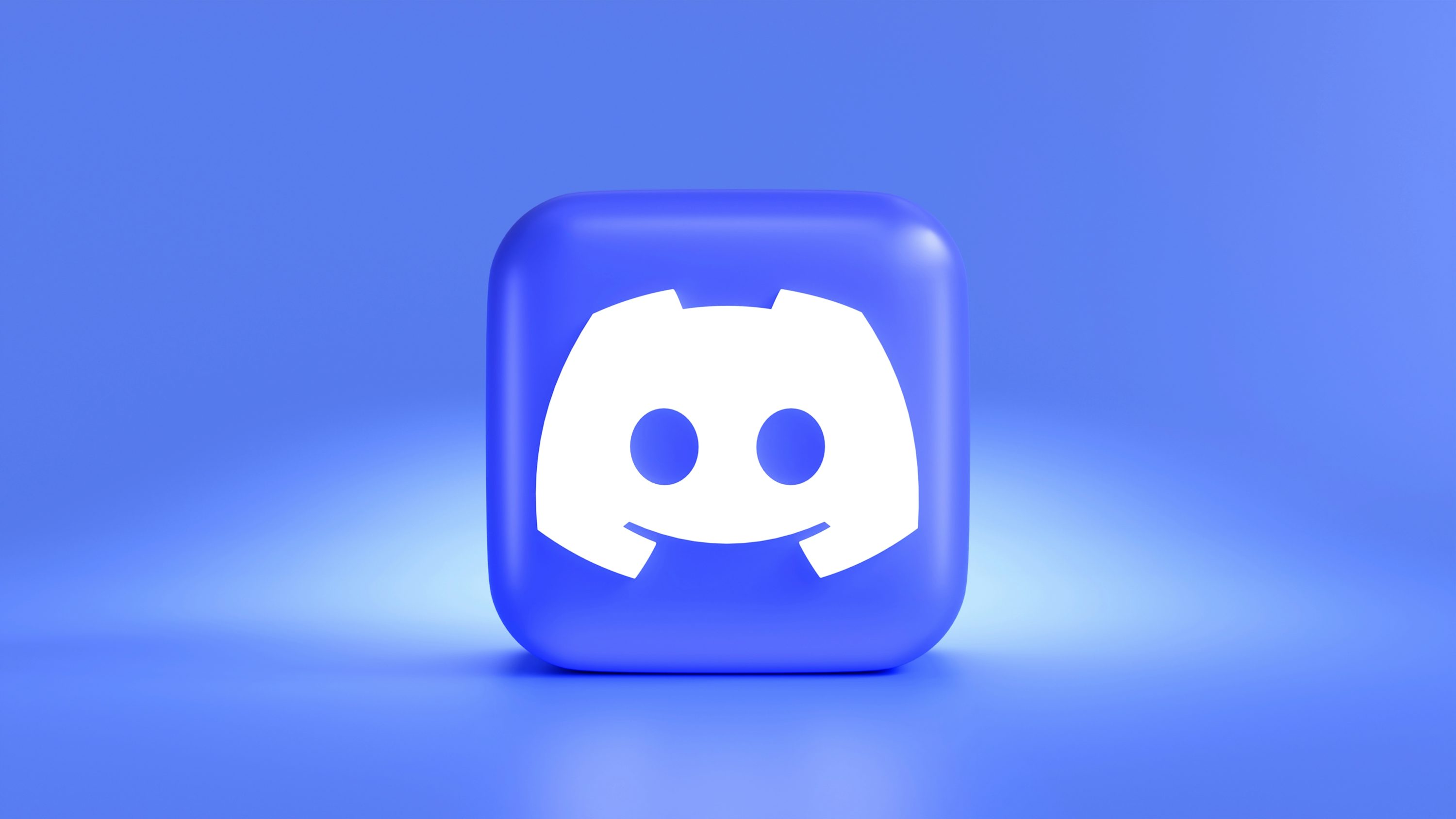 un botón cuadrado con una cara sonriente sobre un fondo azul