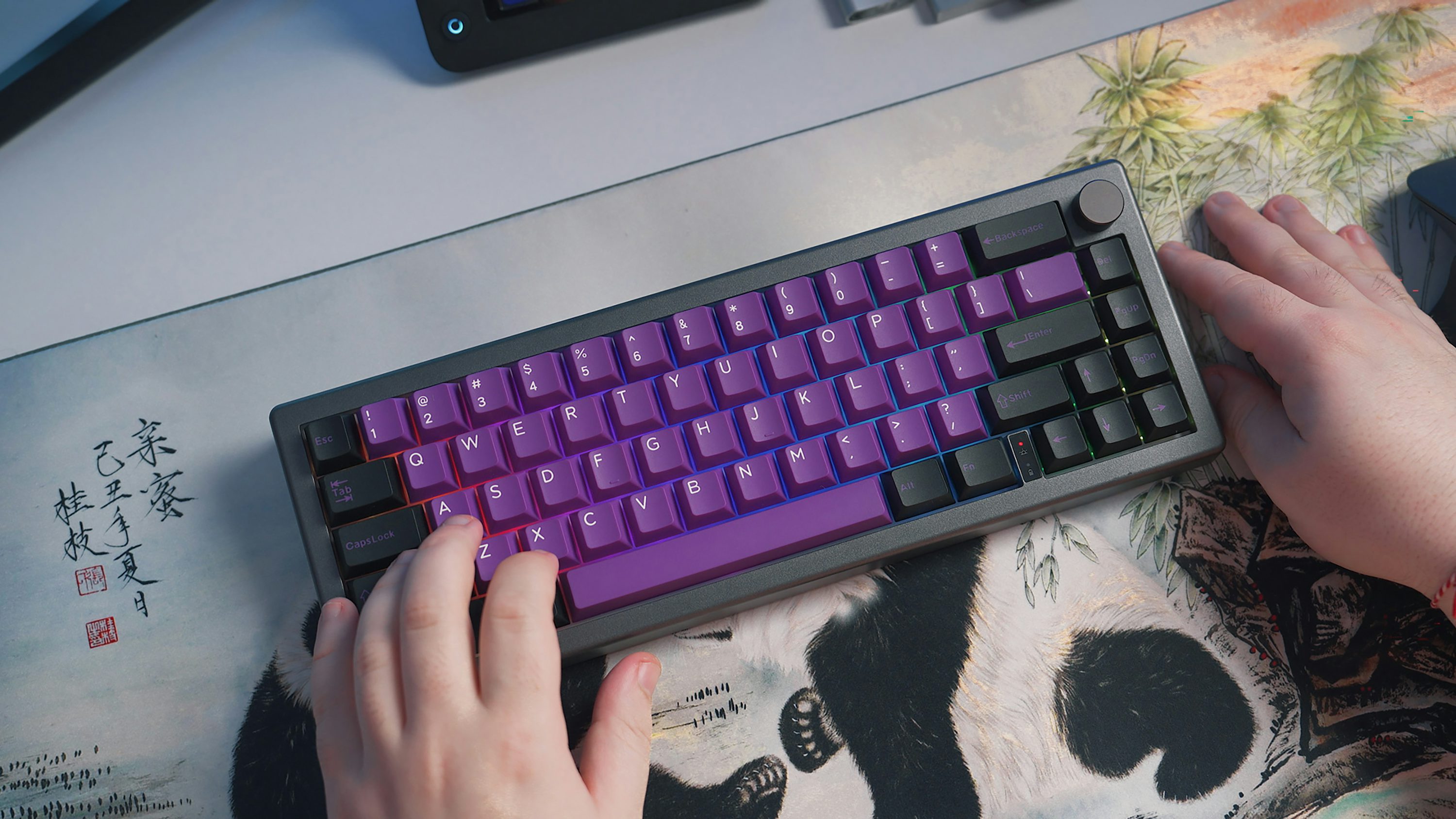 une personne tape sur un clavier violet