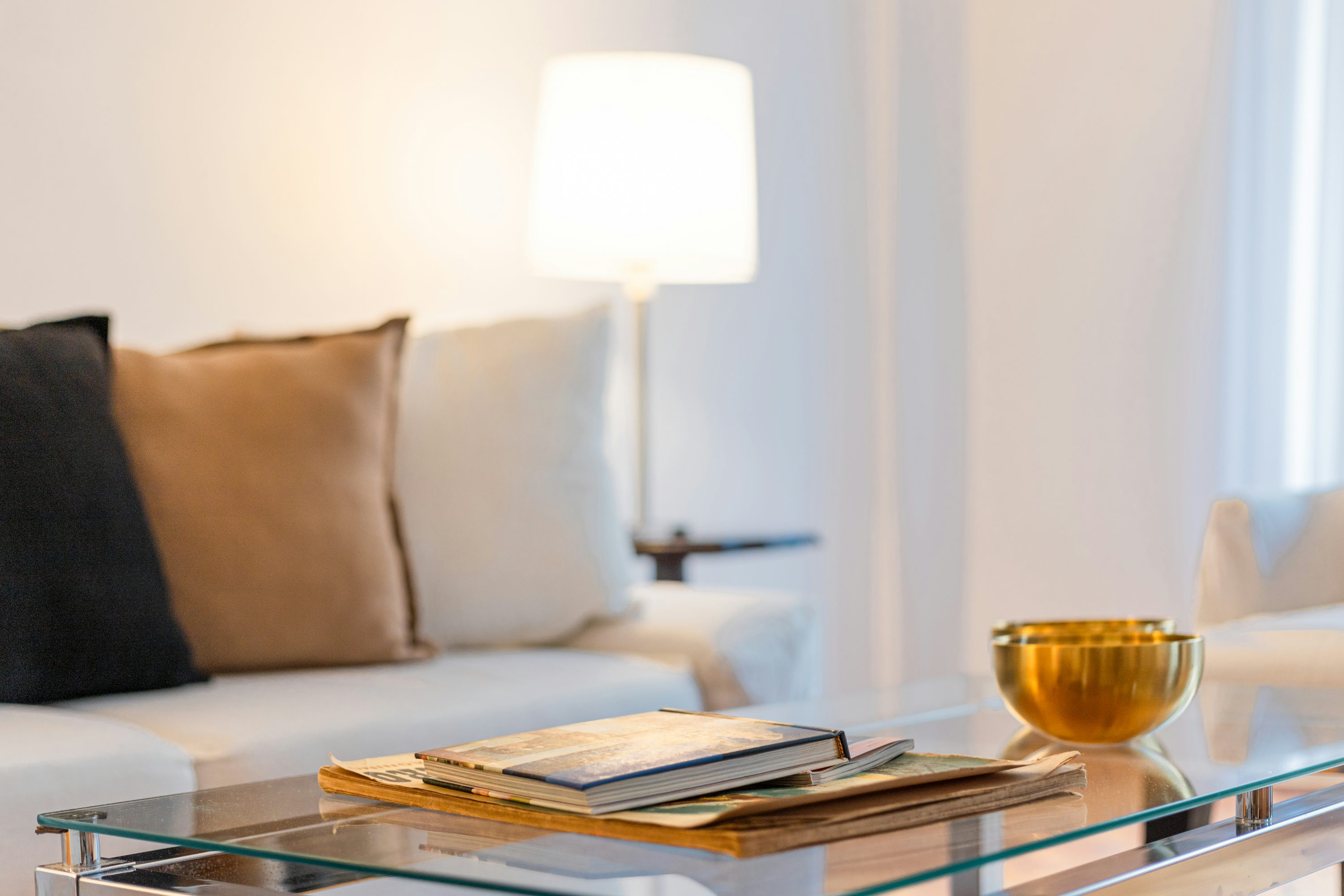 una mesa de cristal con un libro encima