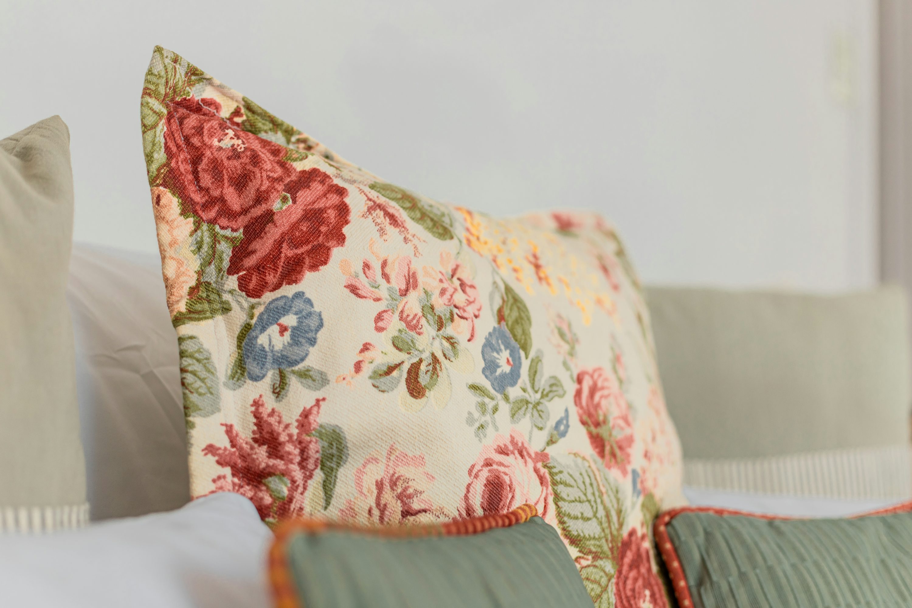 um close up de um travesseiro florido em uma cama