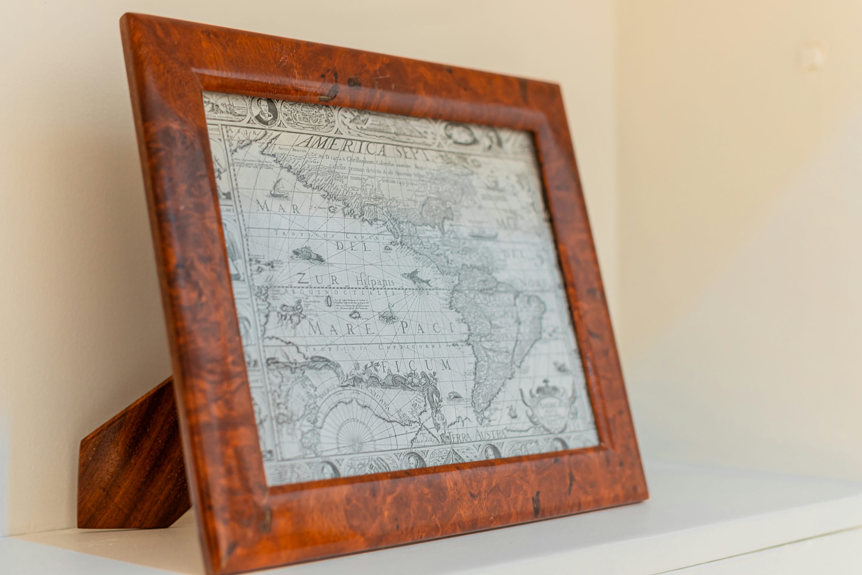 un marco de madera con un mapa
