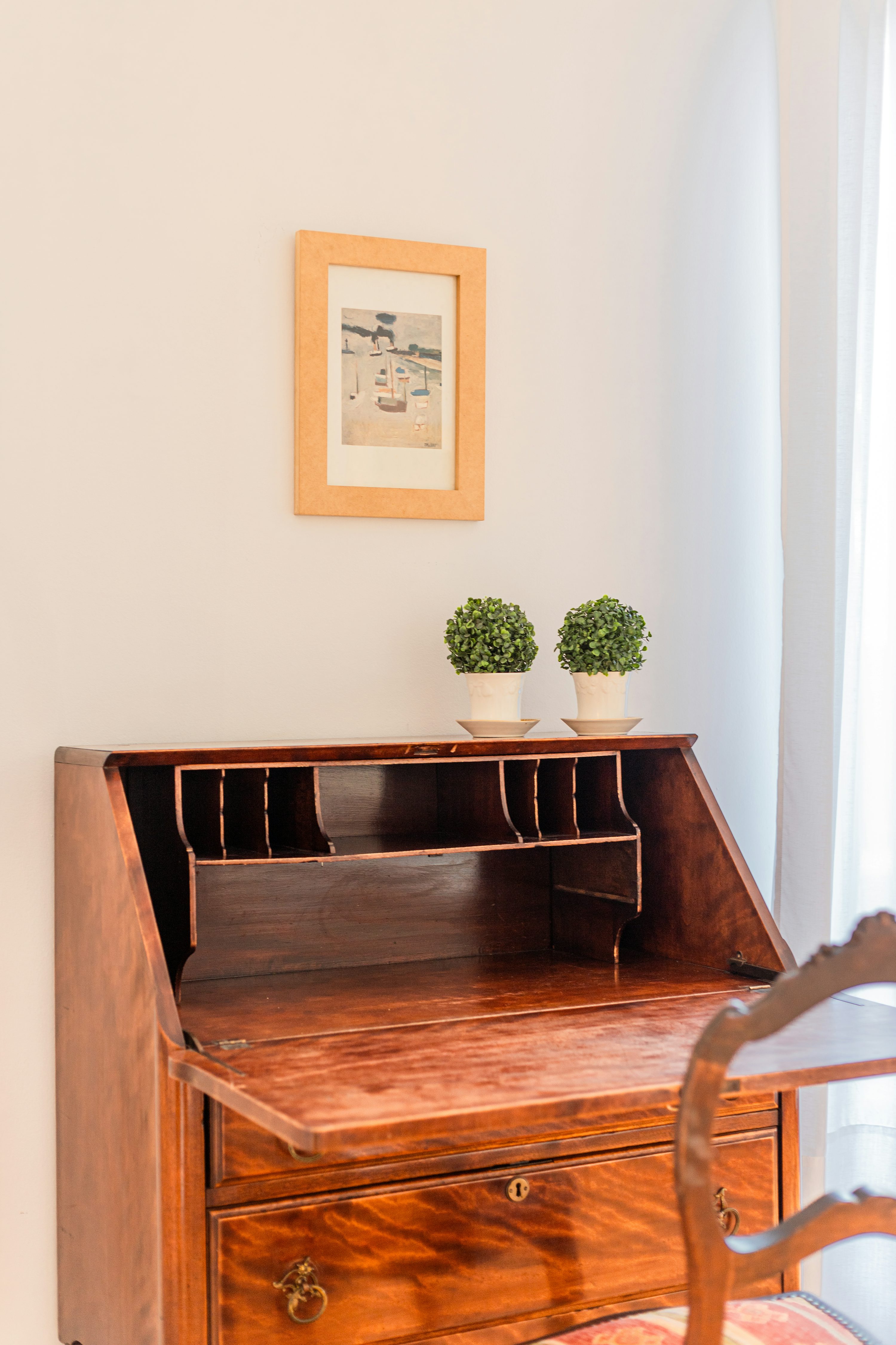 un escritorio de madera con dos plantas en macetas encima.