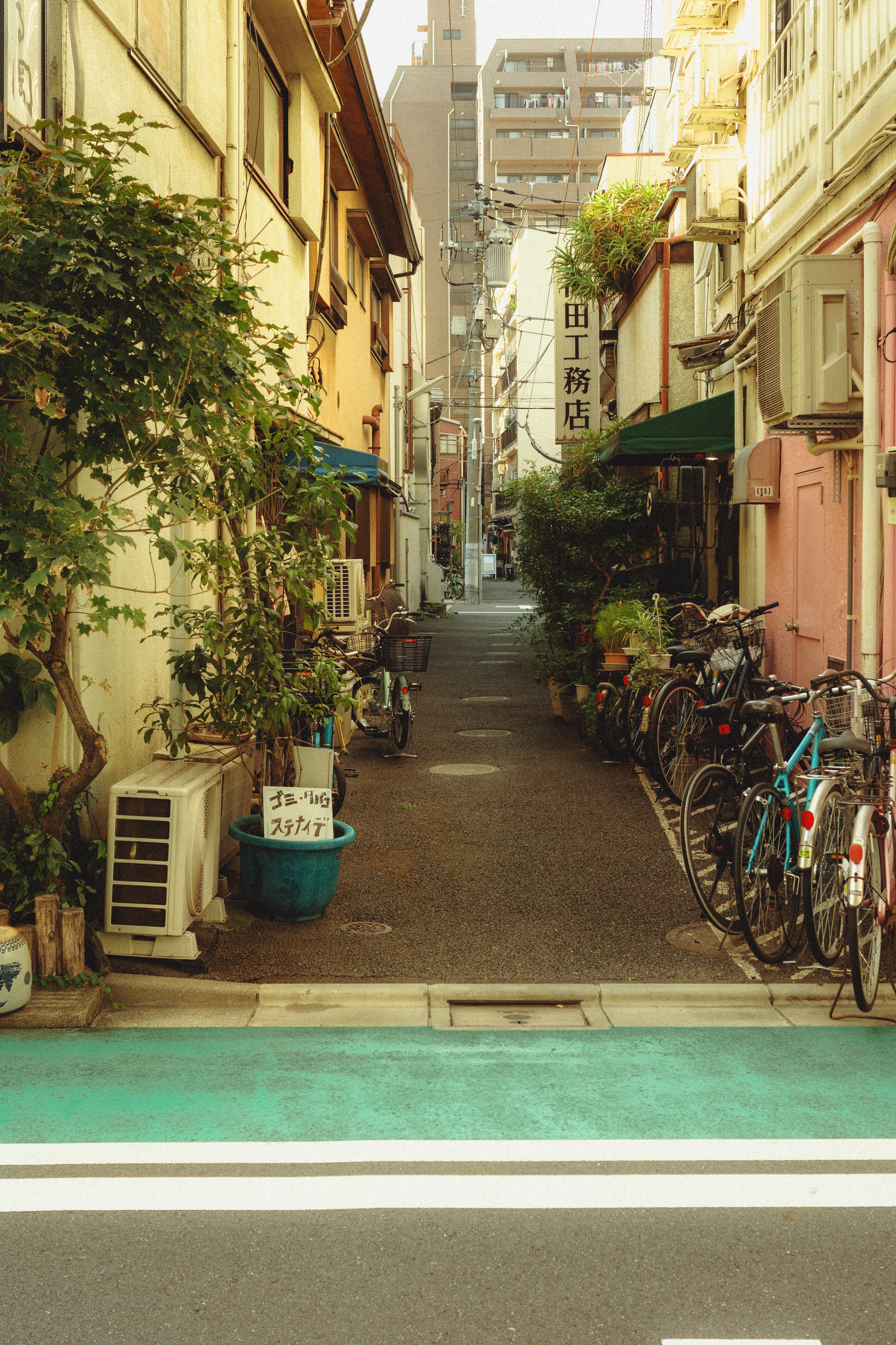 una calle estrecha de la ciudad llena de bicicletas estacionadas