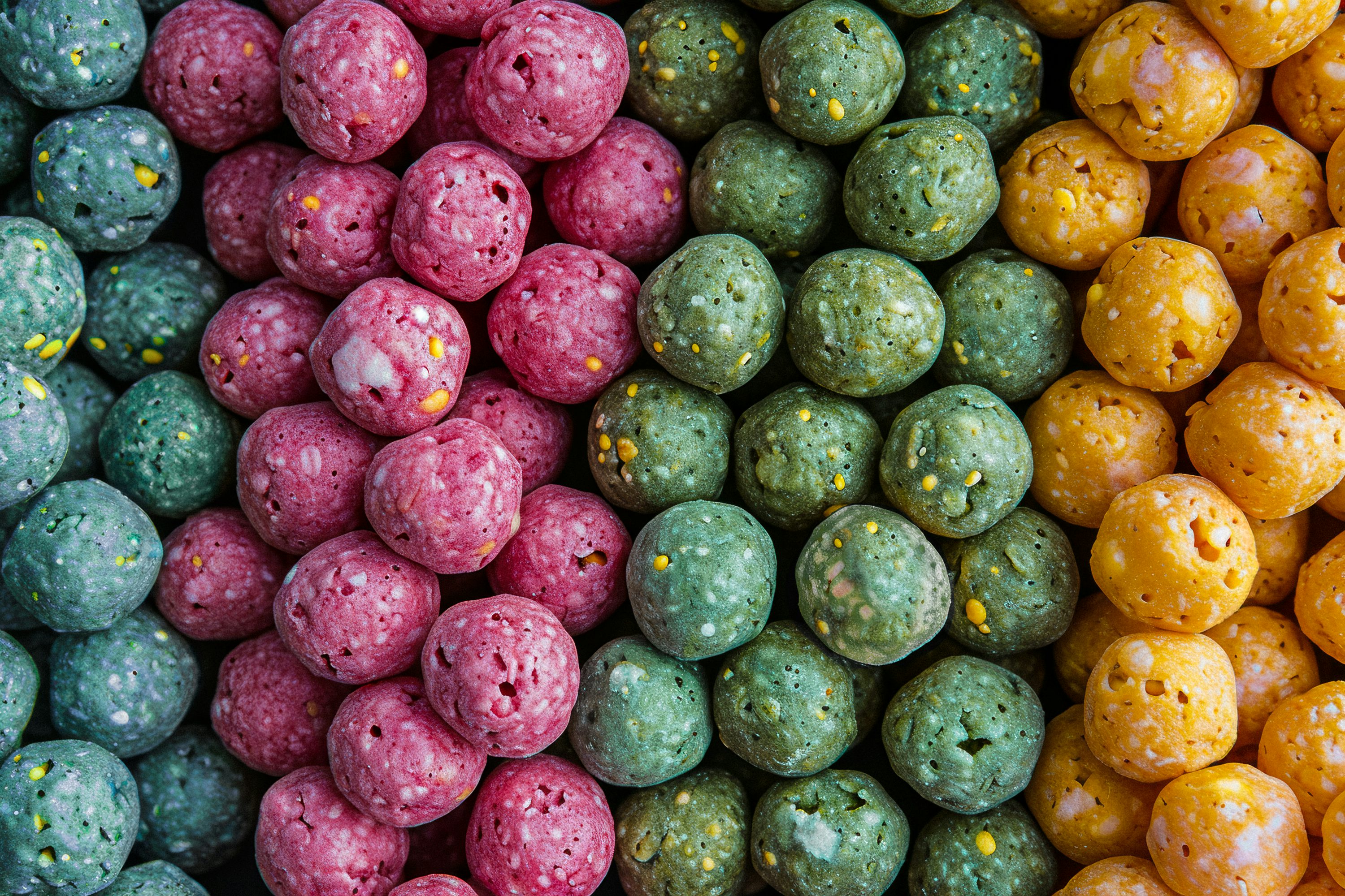 Un primer plano de un montón de caramelos de diferentes colores