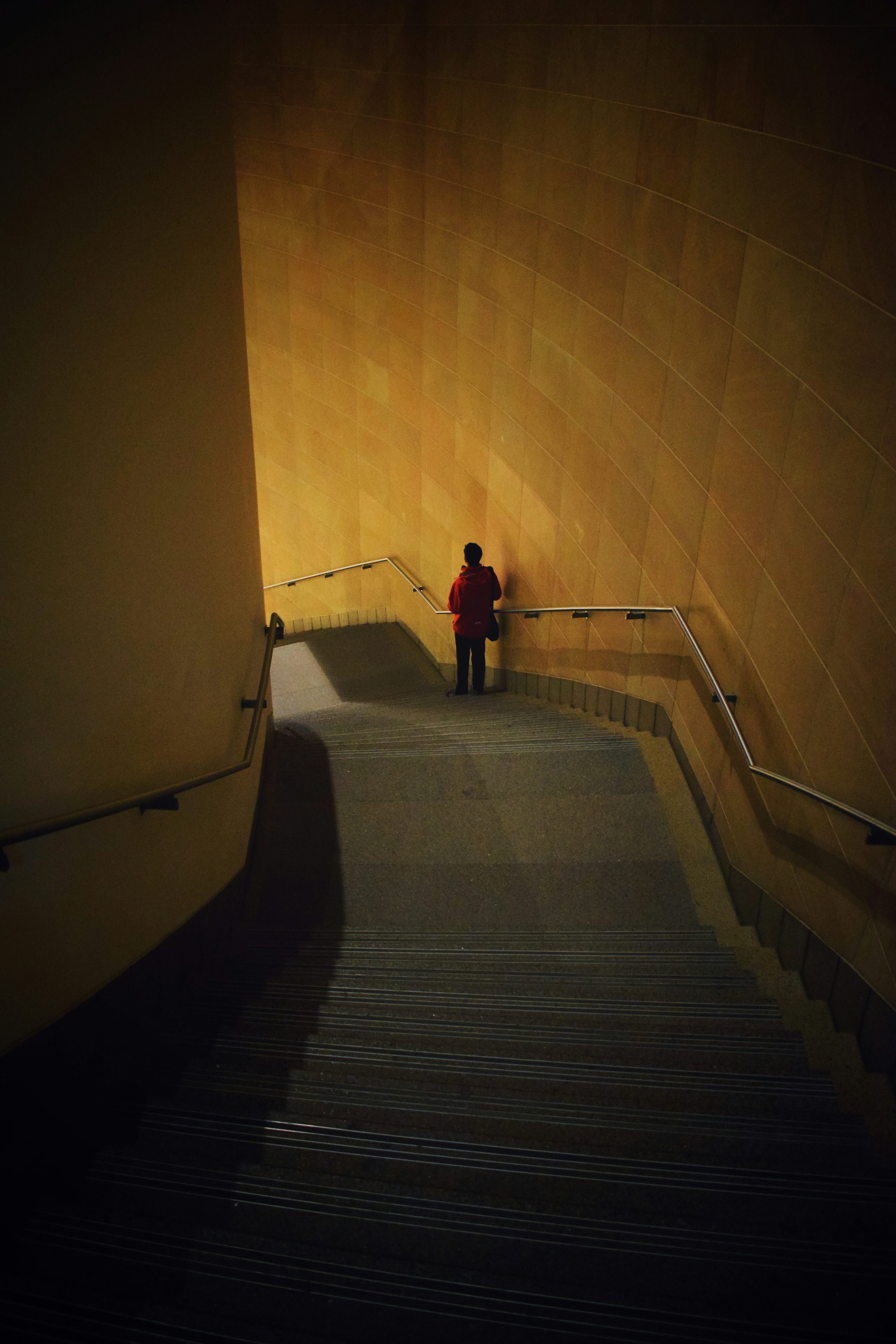una persona de pie en un conjunto de escaleras