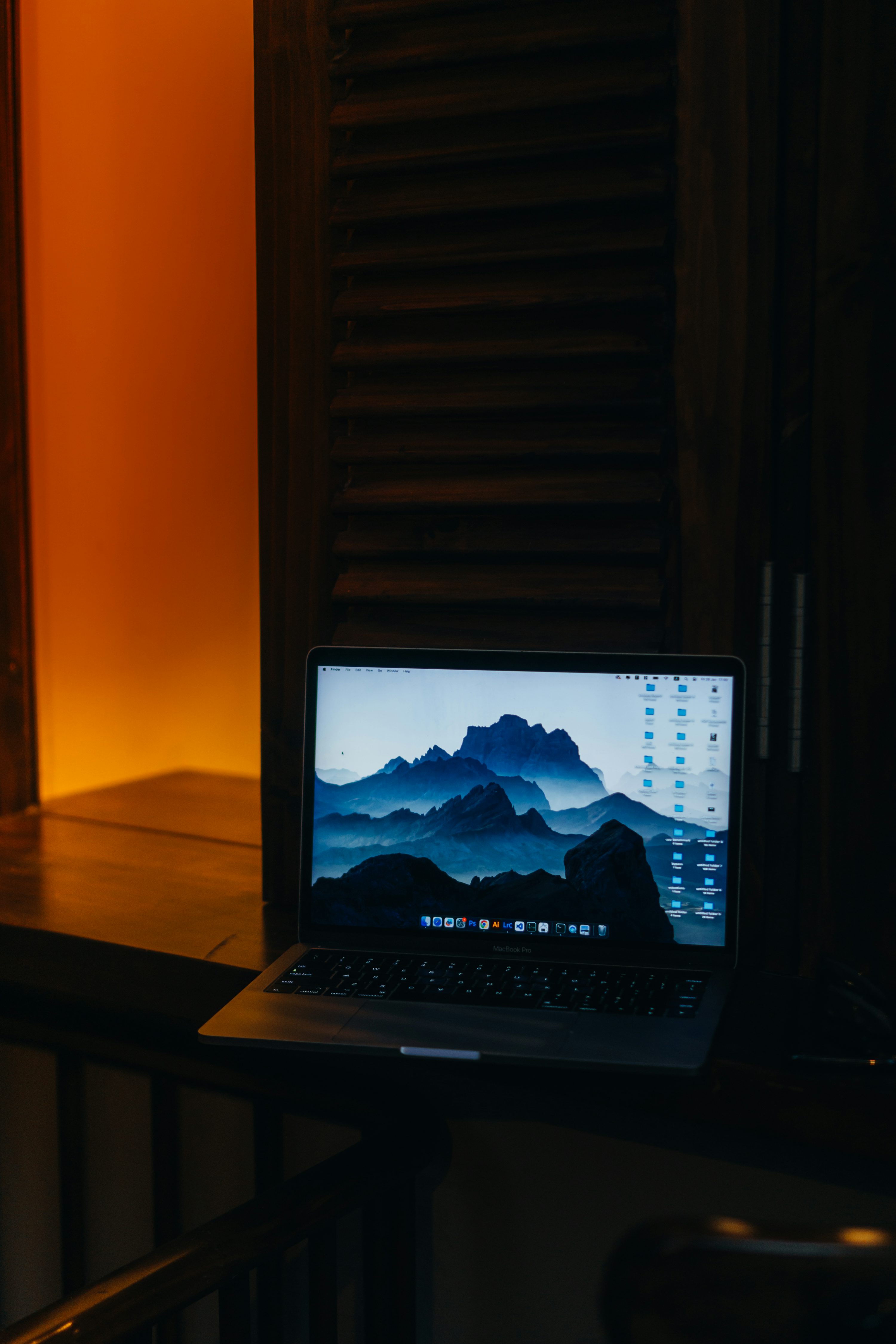 una computadora portátil encima de un escritorio de madera