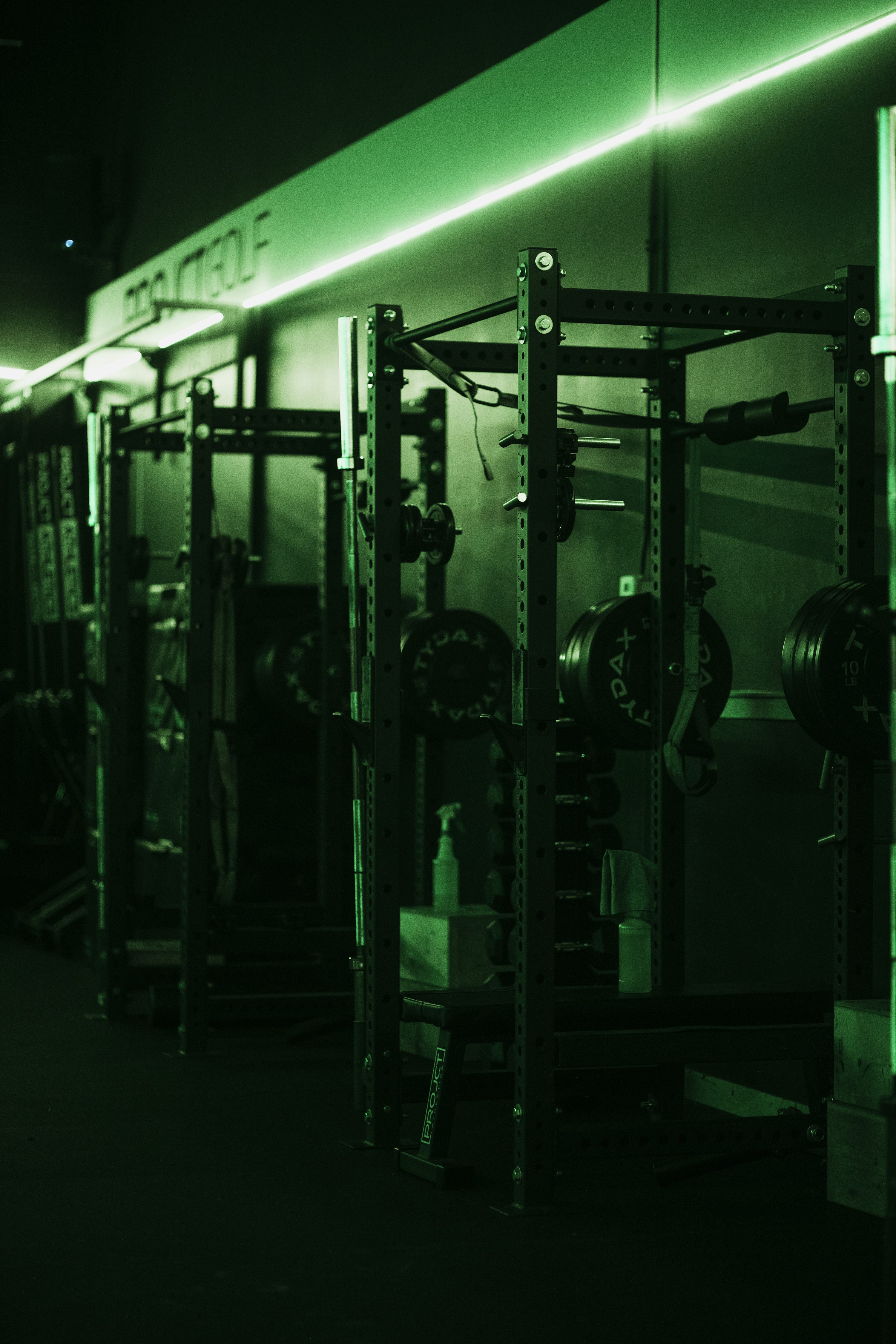 une salle de sport avec une lumière verte sur le côté