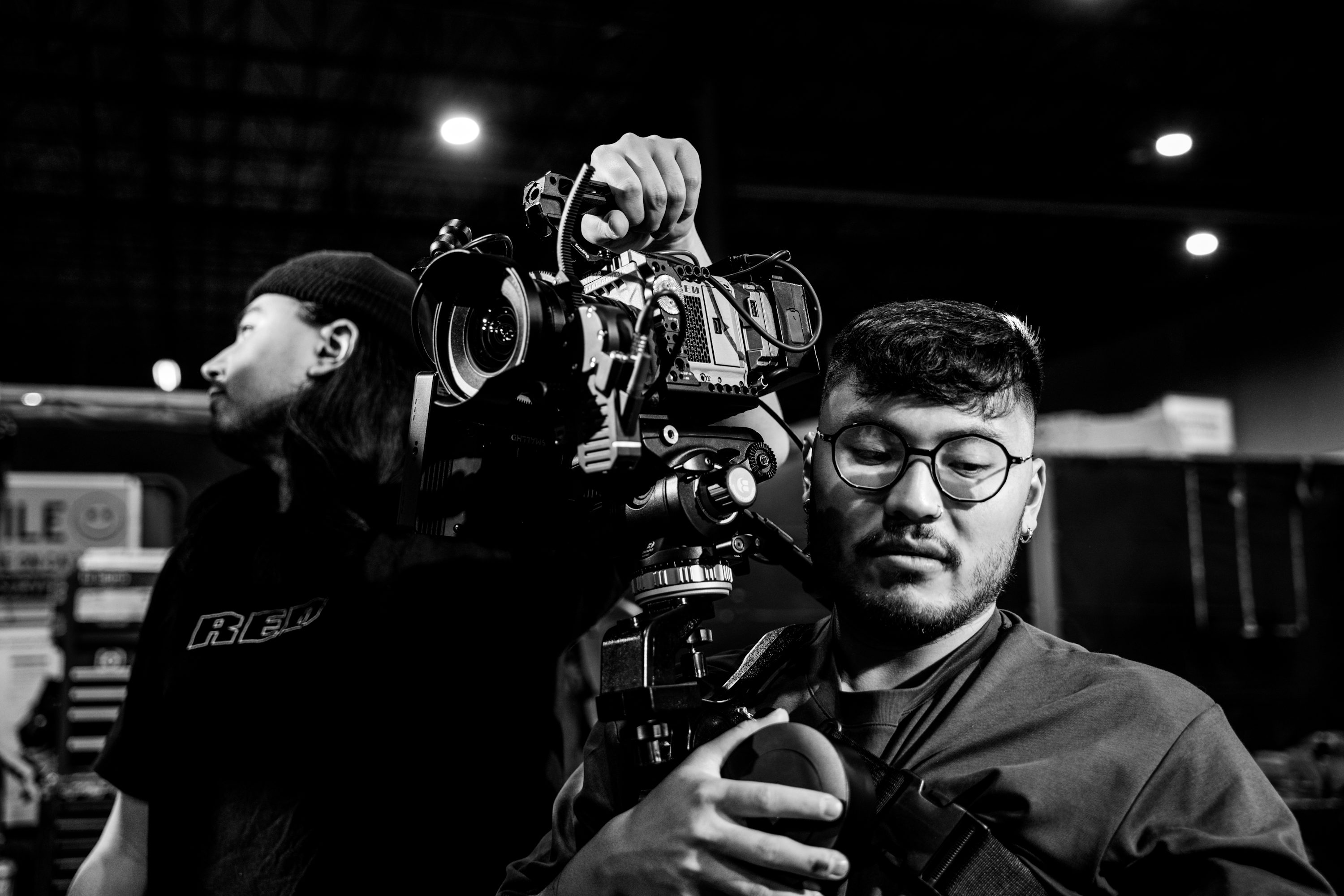 Una foto en blanco y negro de un hombre sosteniendo una cámara