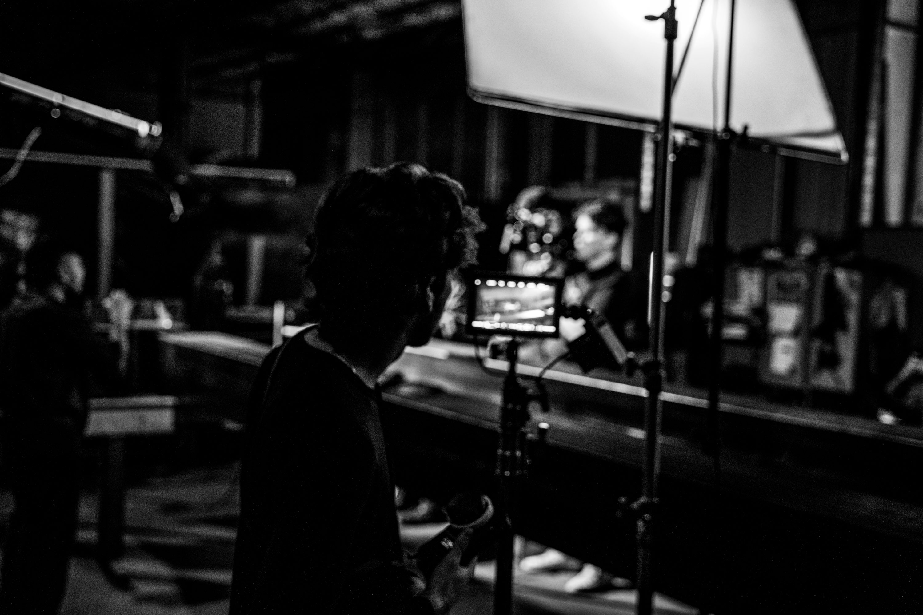 une photo en noir et blanc d’une personne dans un studio d’enregistrement