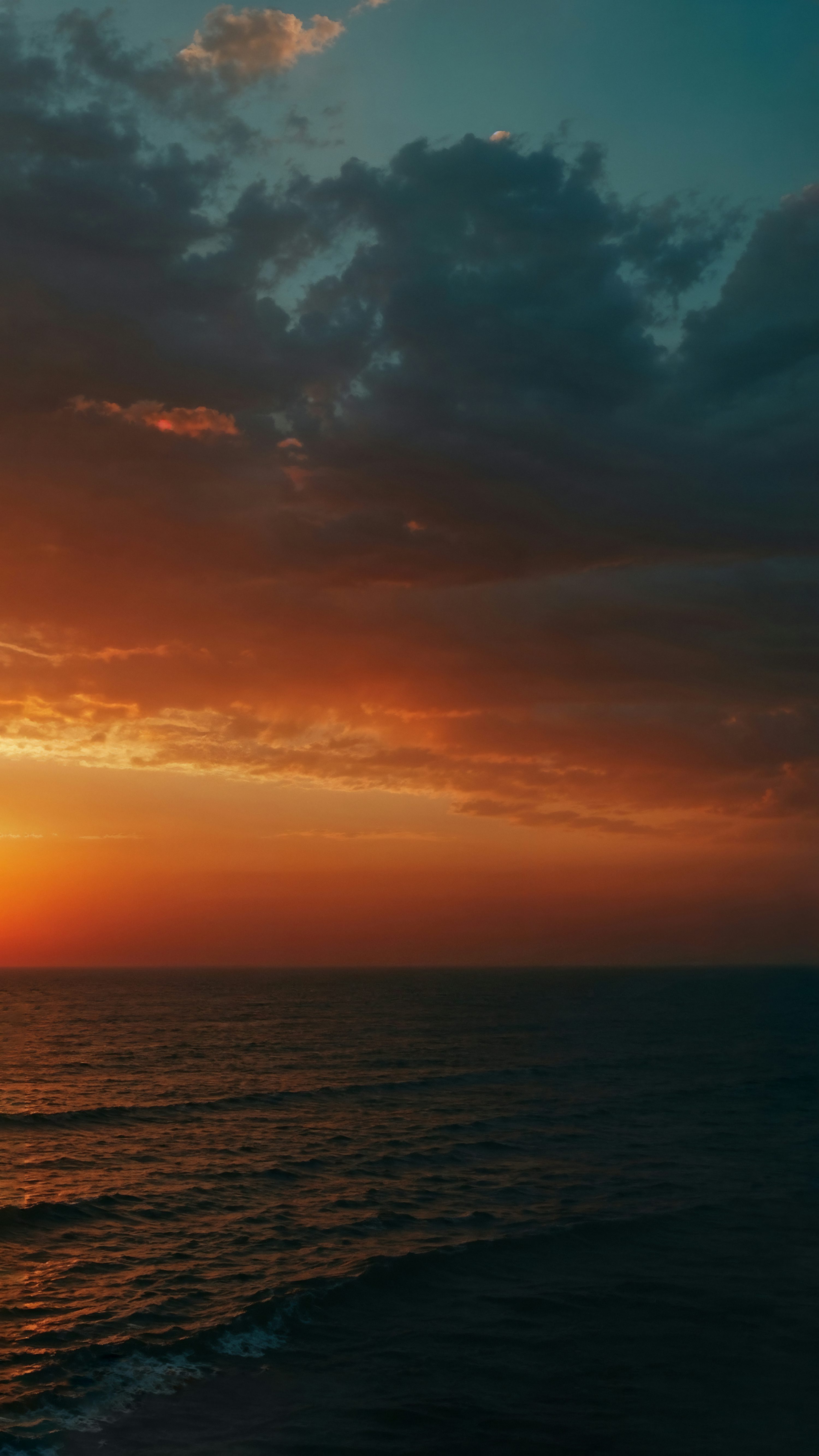 El sol se pone sobre el océano en un día nublado