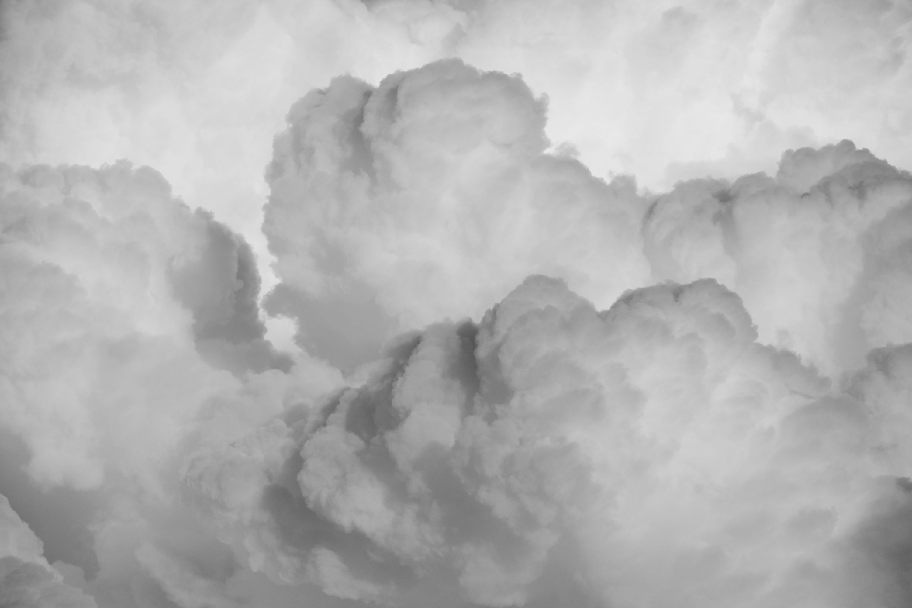 Uma foto em preto e branco de nuvens no céu