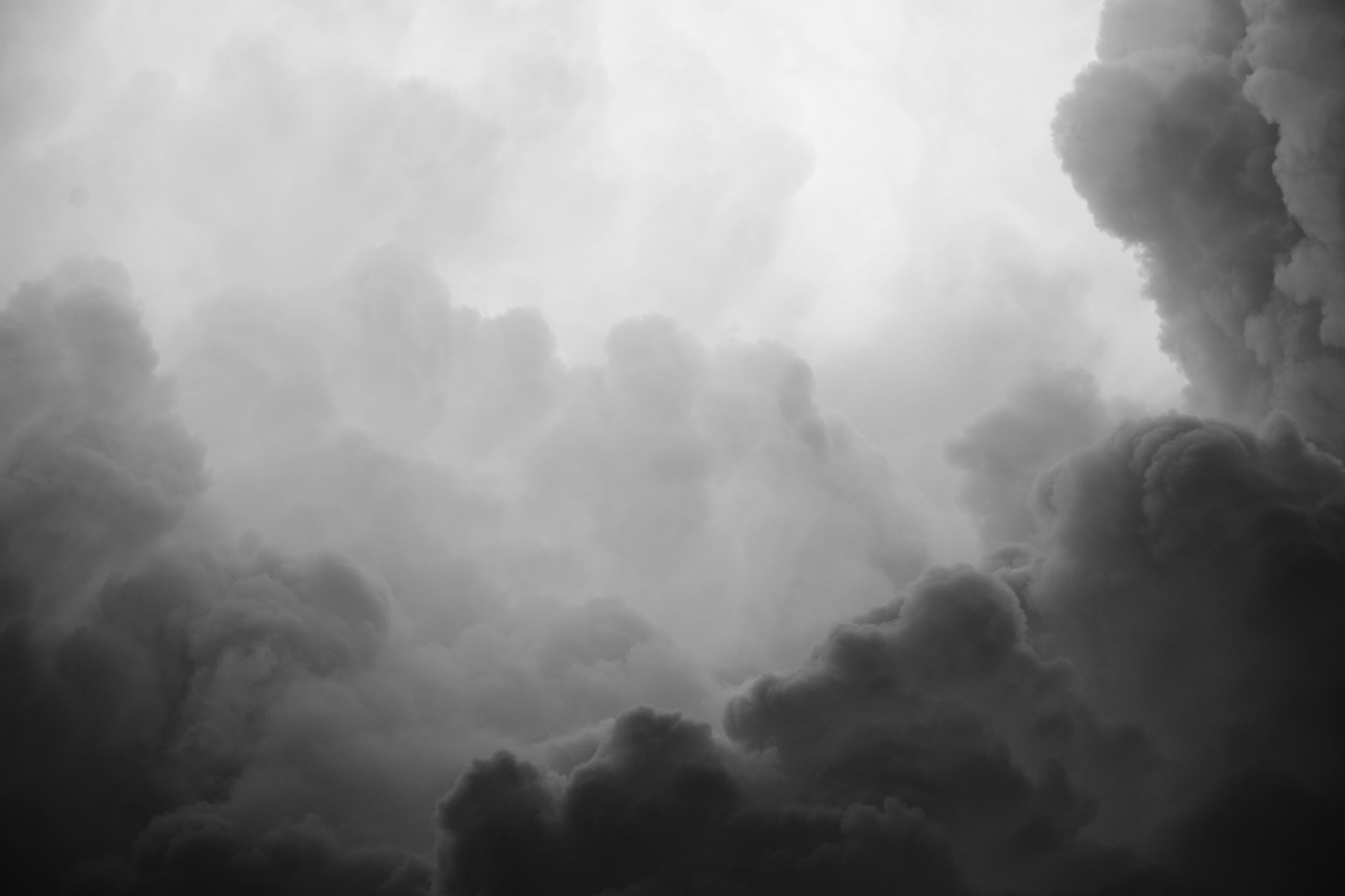 Uma foto em preto e branco de nuvens no céu