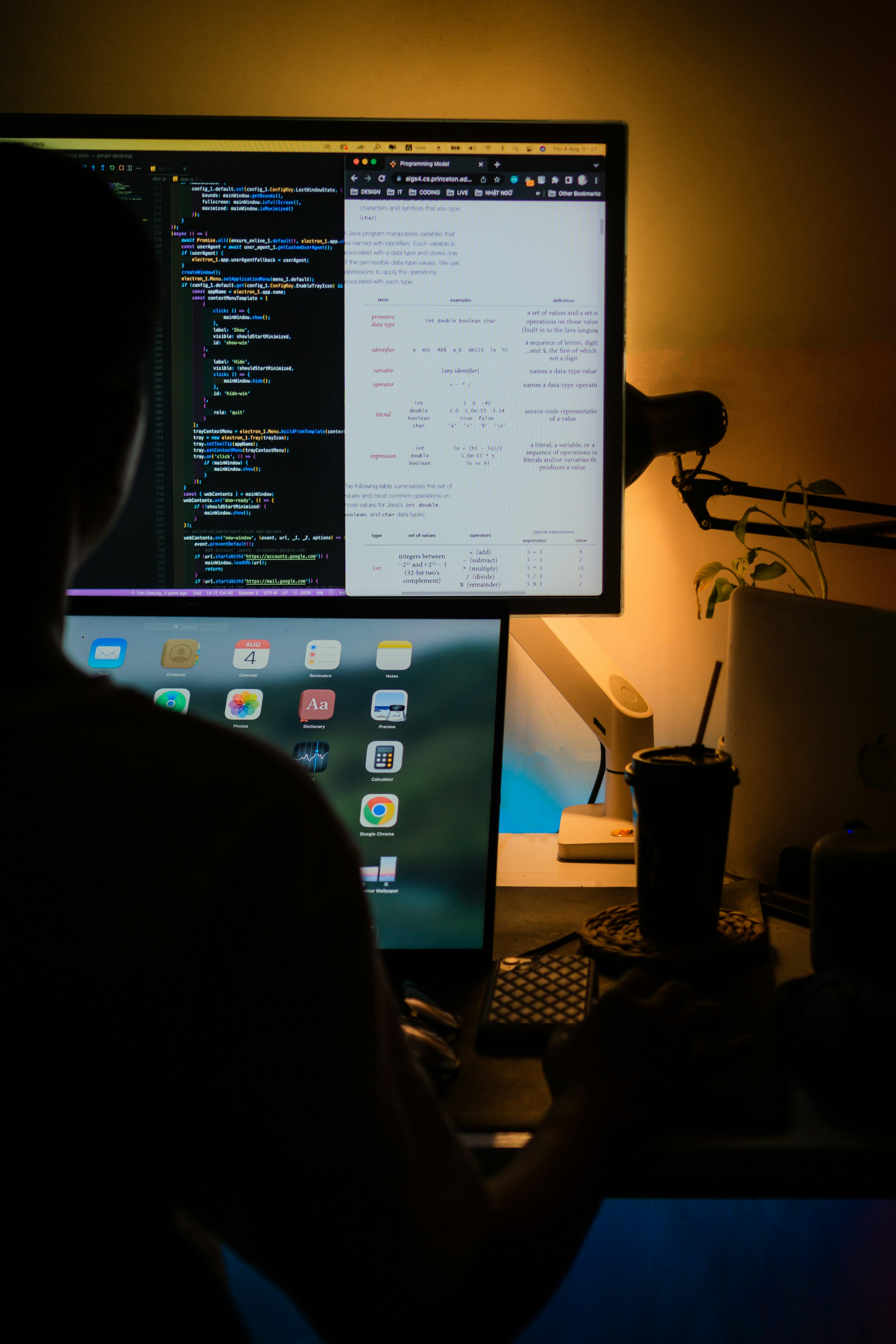 Une personne assise à un bureau devant un ordinateur