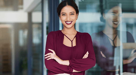 Retrato de uma jovem empresária confiante trabalhando em um escritório moderno.