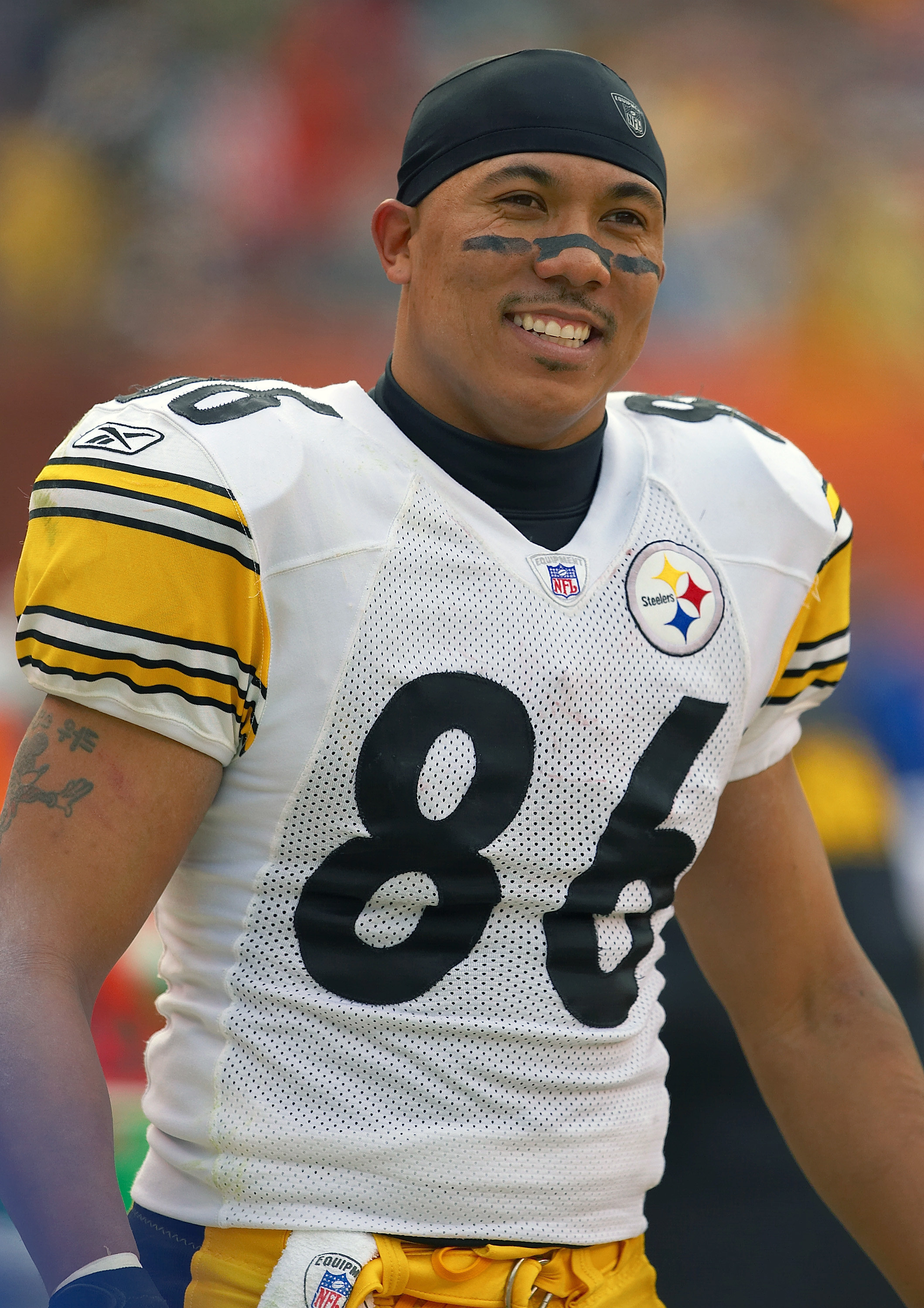 Hines Ward, número 86, en el campo en un juego de los Steelers