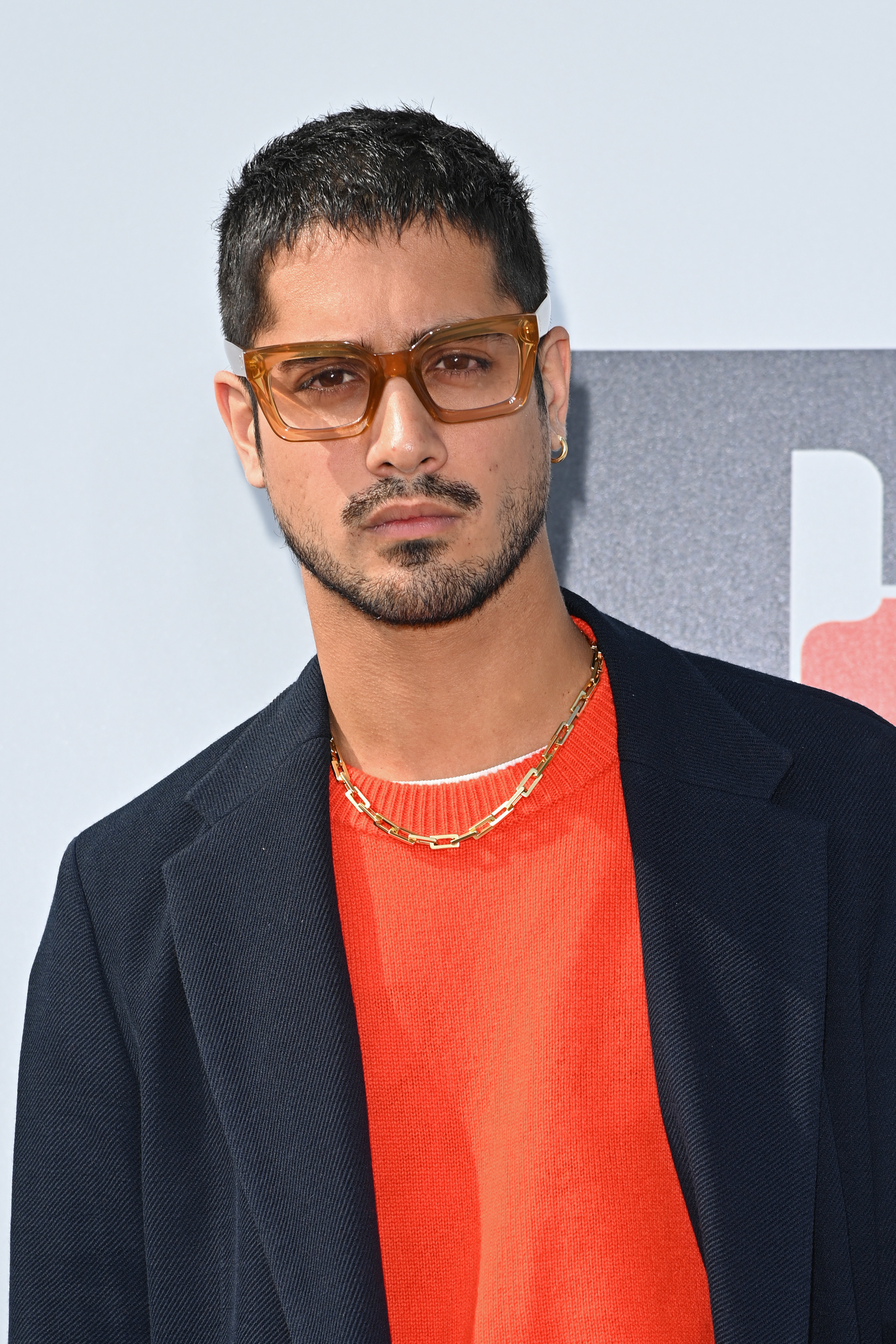 Avan Jogia en una pasarela Hugo Boss