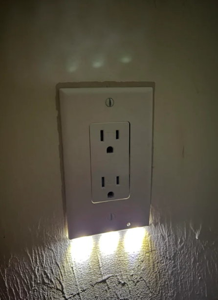 Night-light outlet cover
