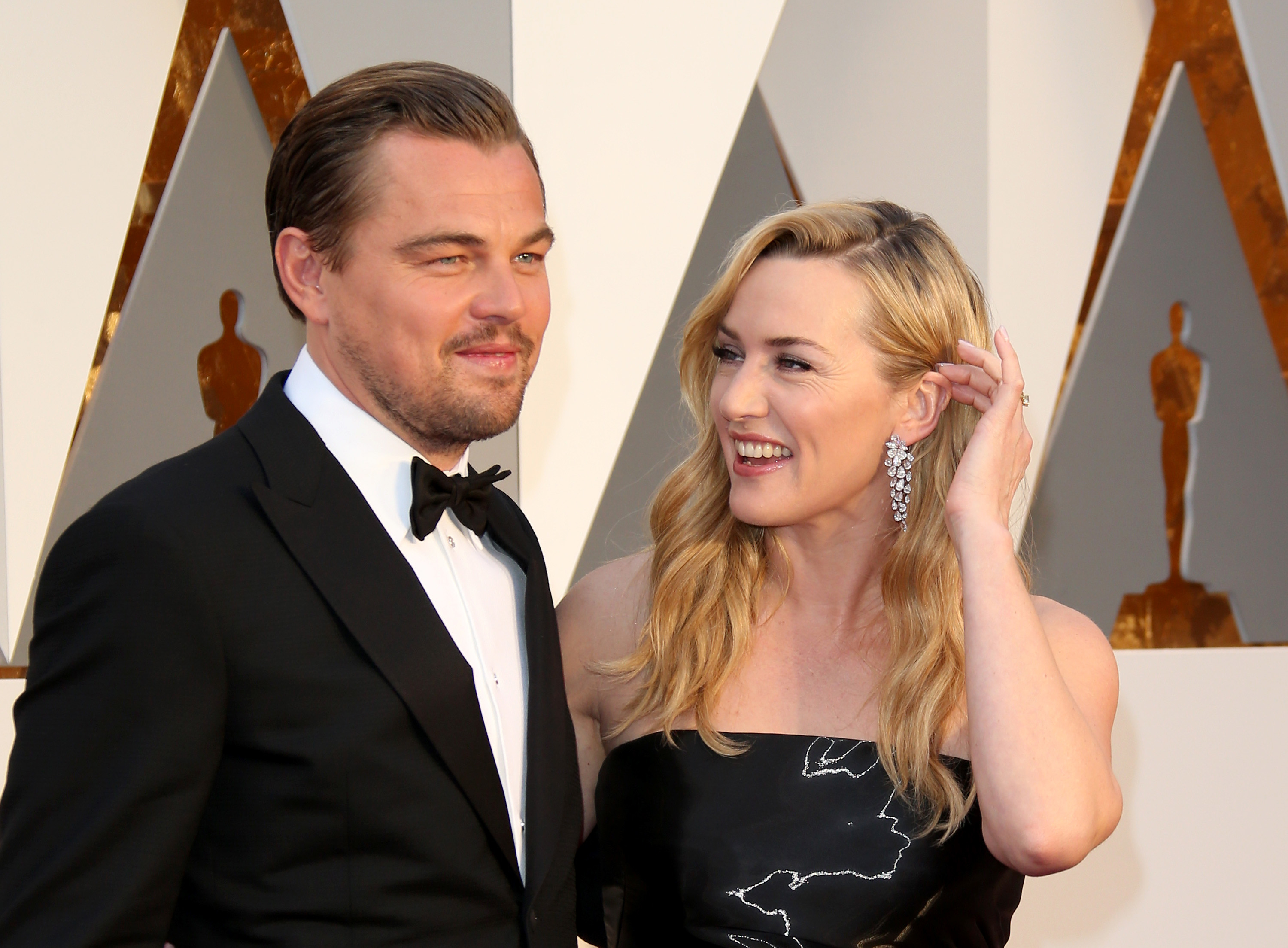 Kate smiling at Leo on the Oscars red carpet