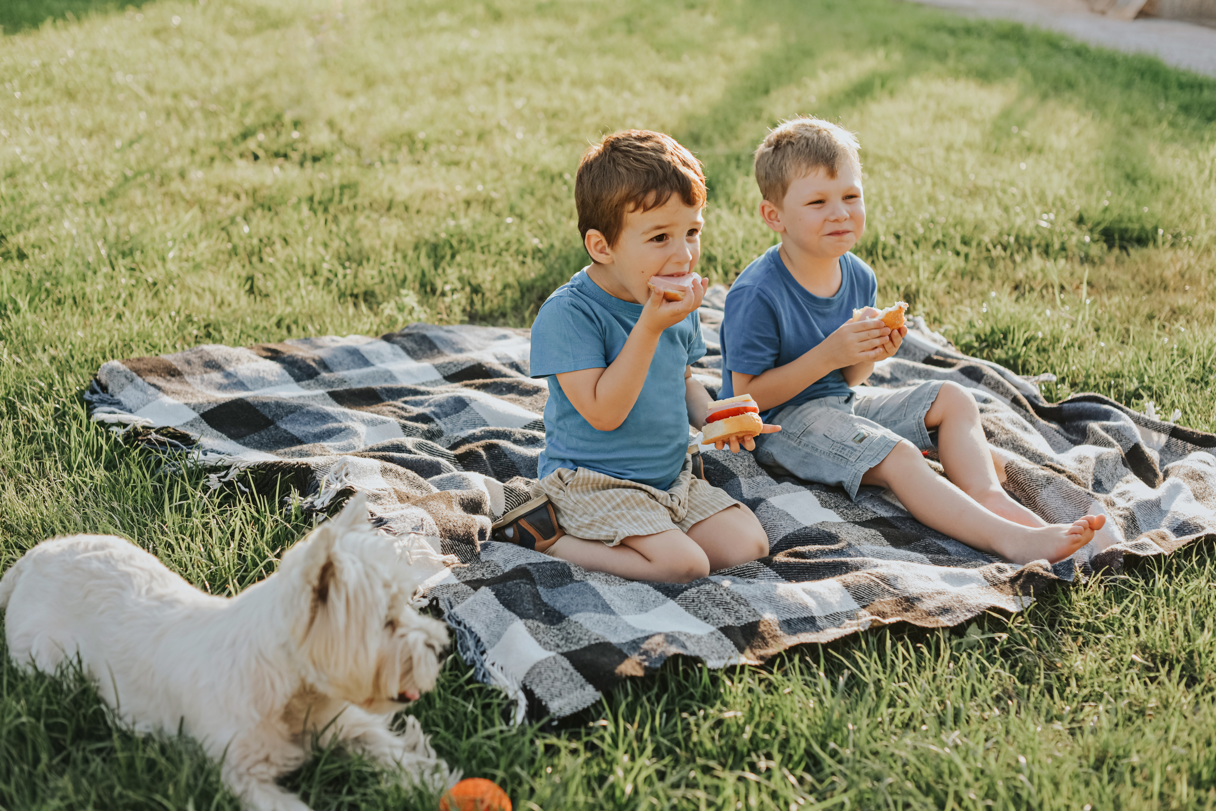 kids eating outside