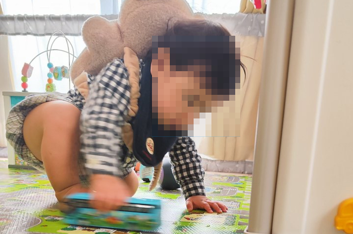 小さな子供が遊んでいる様子です。