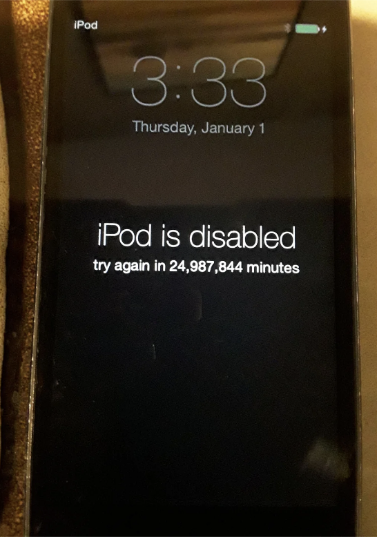 iPod screen showing &quot;iPod is disabled, try again in 24,987,844 minutes&quot; message on a Thursday, January 1, at 3:33 AM