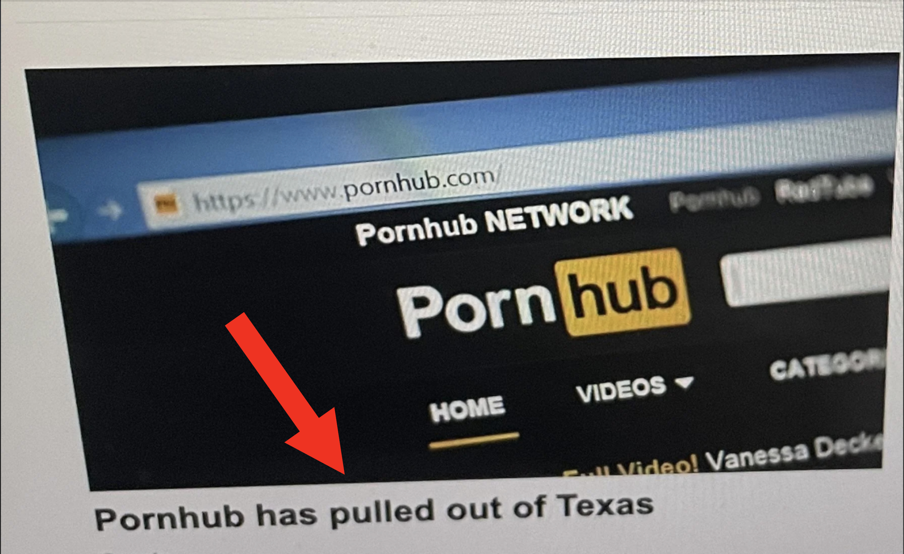 Close-up of the Pornhub website on a browser with the news headline &quot;Pornhub has pulled out of Texas&quot; below