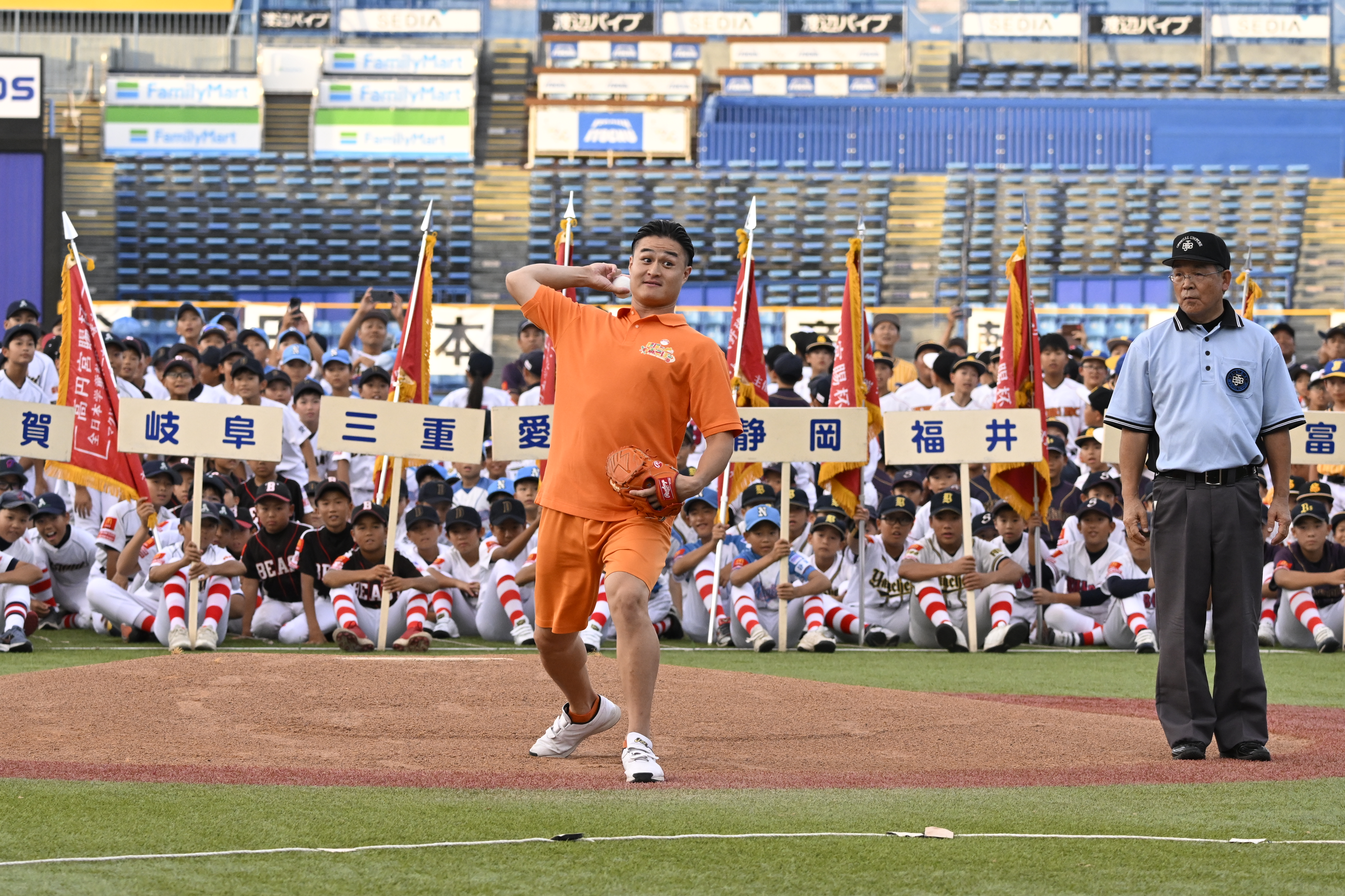 始球式で投げる高岸宏行さん（15日、神宮球場）