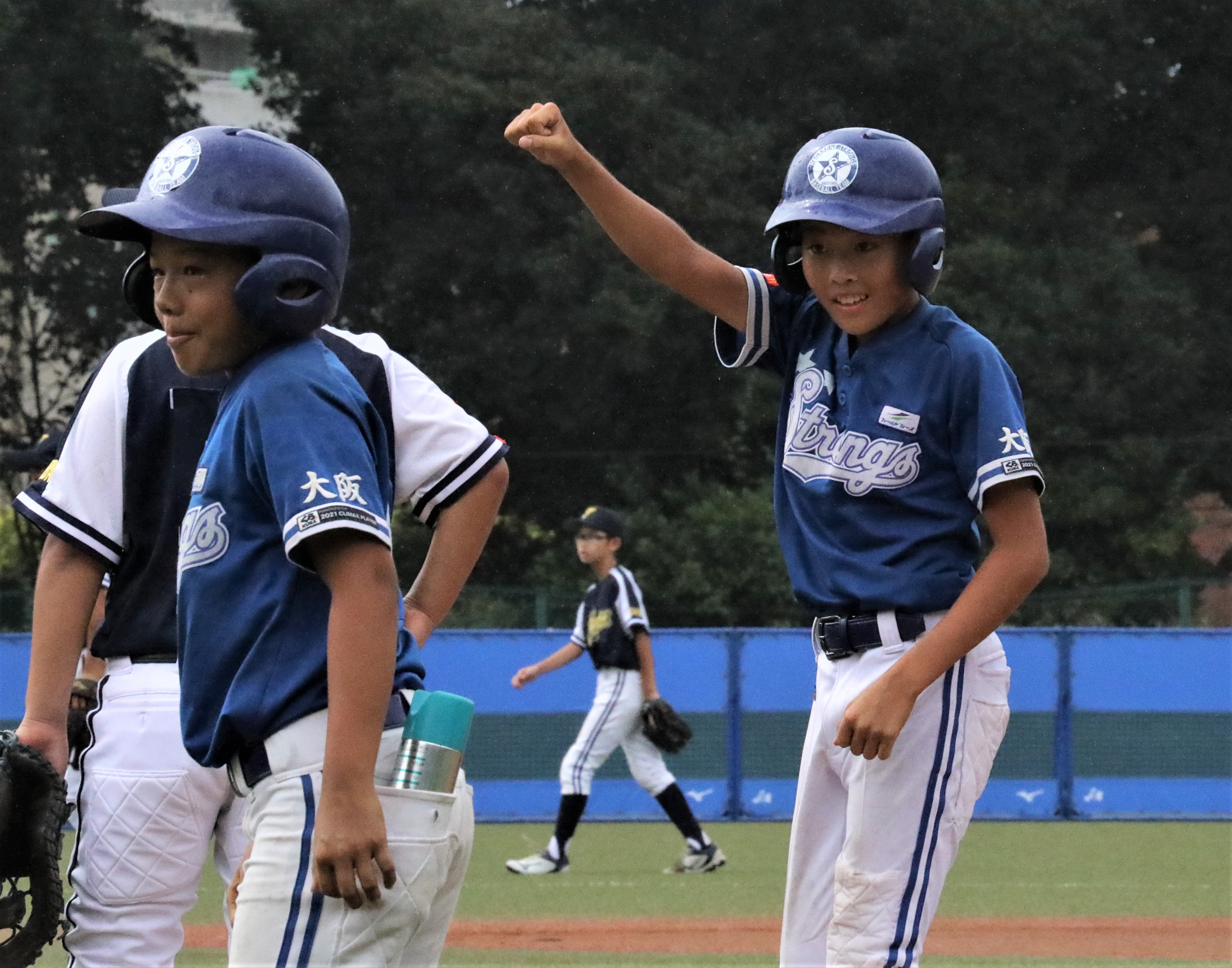 一回、先頭打者で中前打を放った長曽根ストロングス（大阪）の浅田（12日、駒沢球場）