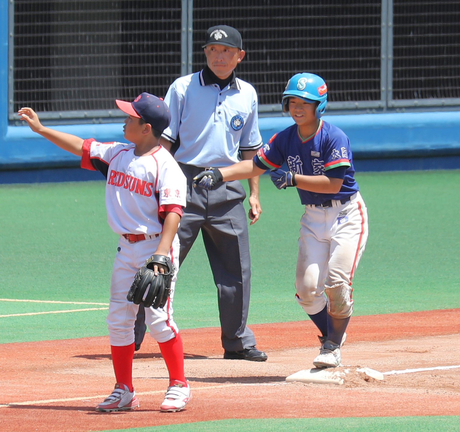 四回、安打と盗塁などで三塁に達した新家スターズの宮本（10日、大田スタジアム）