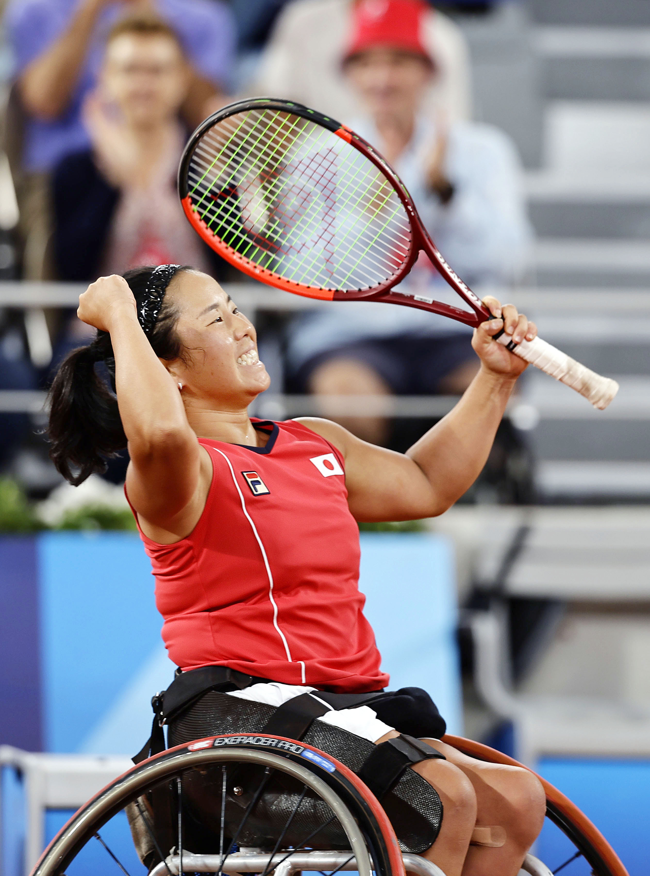 女子シングルスで準決勝進出を決め、喜ぶ上地結衣＝パリ（共同）