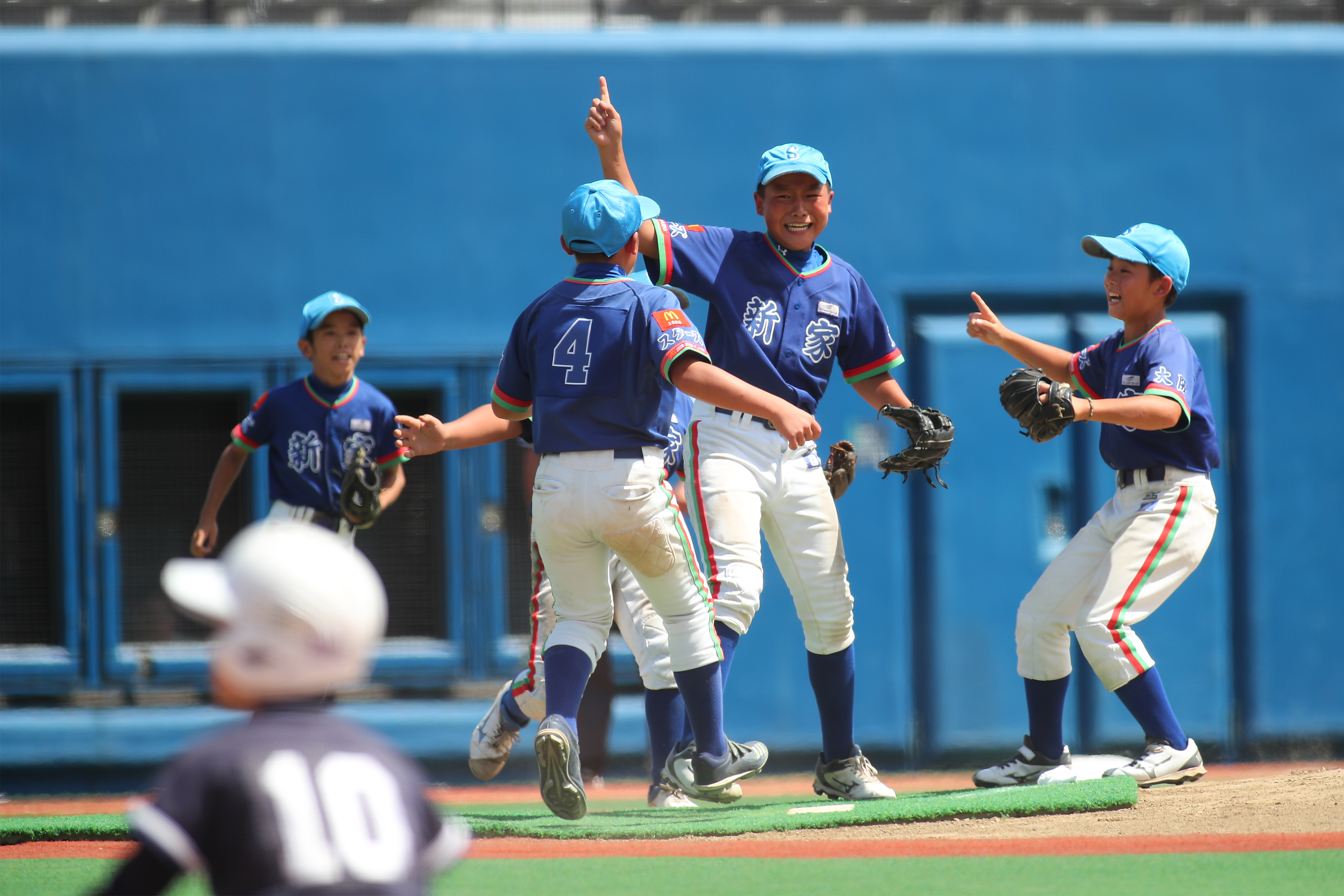 初優勝を喜ぶ新家スターズの選手たち（11日、大田スタジアム）