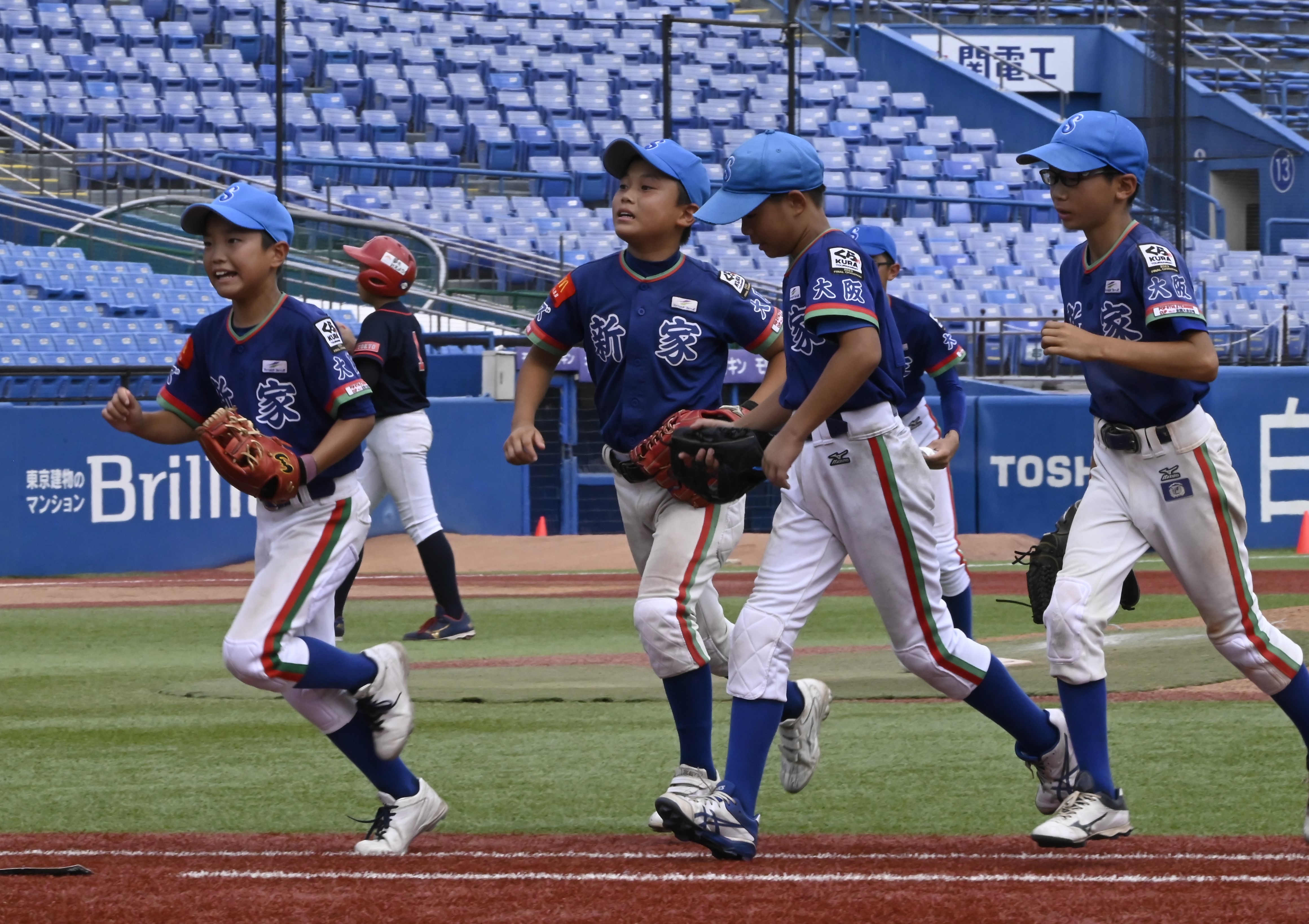 ピンチを切り抜けベンチへ戻る新家スターズ（19日、神宮球場＝大内郁人撮影）