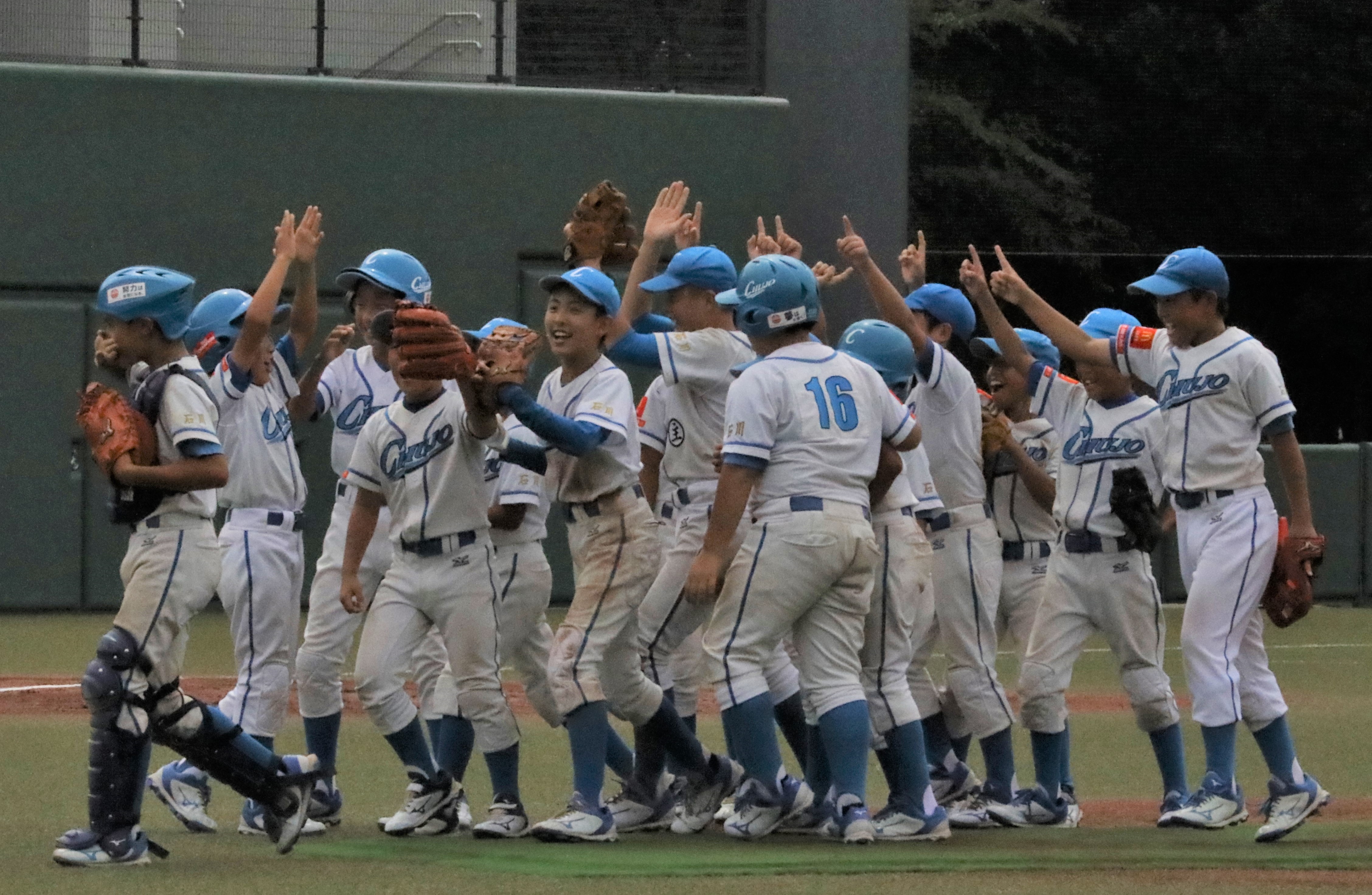 初優勝した中条ブルーインパルスの選手たち（14日、駒沢球場）