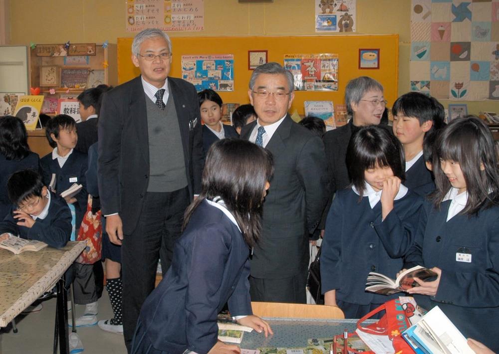 多くの児童で活気あふれる朝の学校図書館を視察する島根県知事時代の溝口善兵衛氏（中央）＝2008年２月