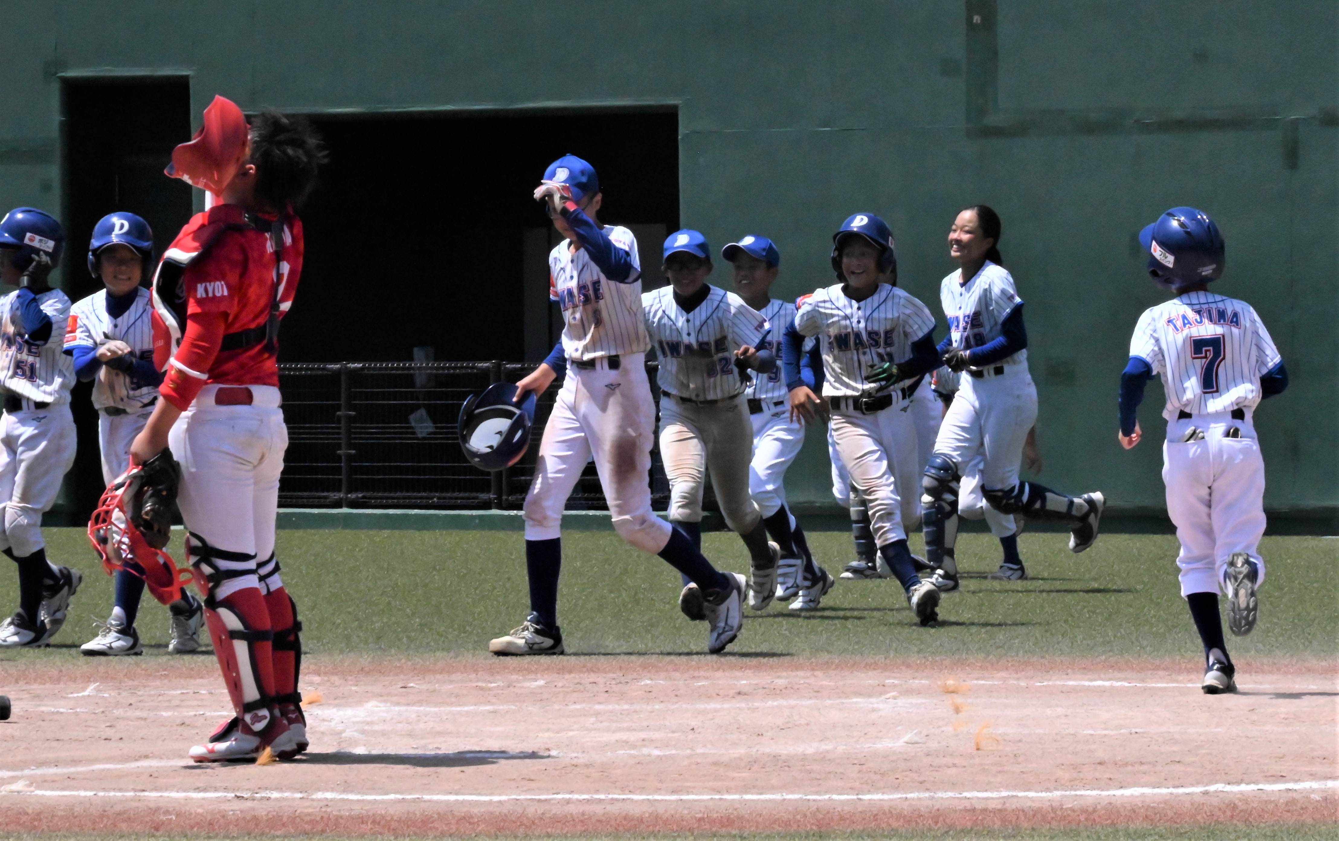 逆転サヨナラ勝ちでベンチを飛び出す岩瀬ドラゴンズの選手たち（10日、駒沢球場）