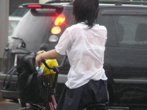 雨の中、登下校する女子高生たちが超色っぽい…ブラジャー透け透けびしょ濡れ透けブラ…